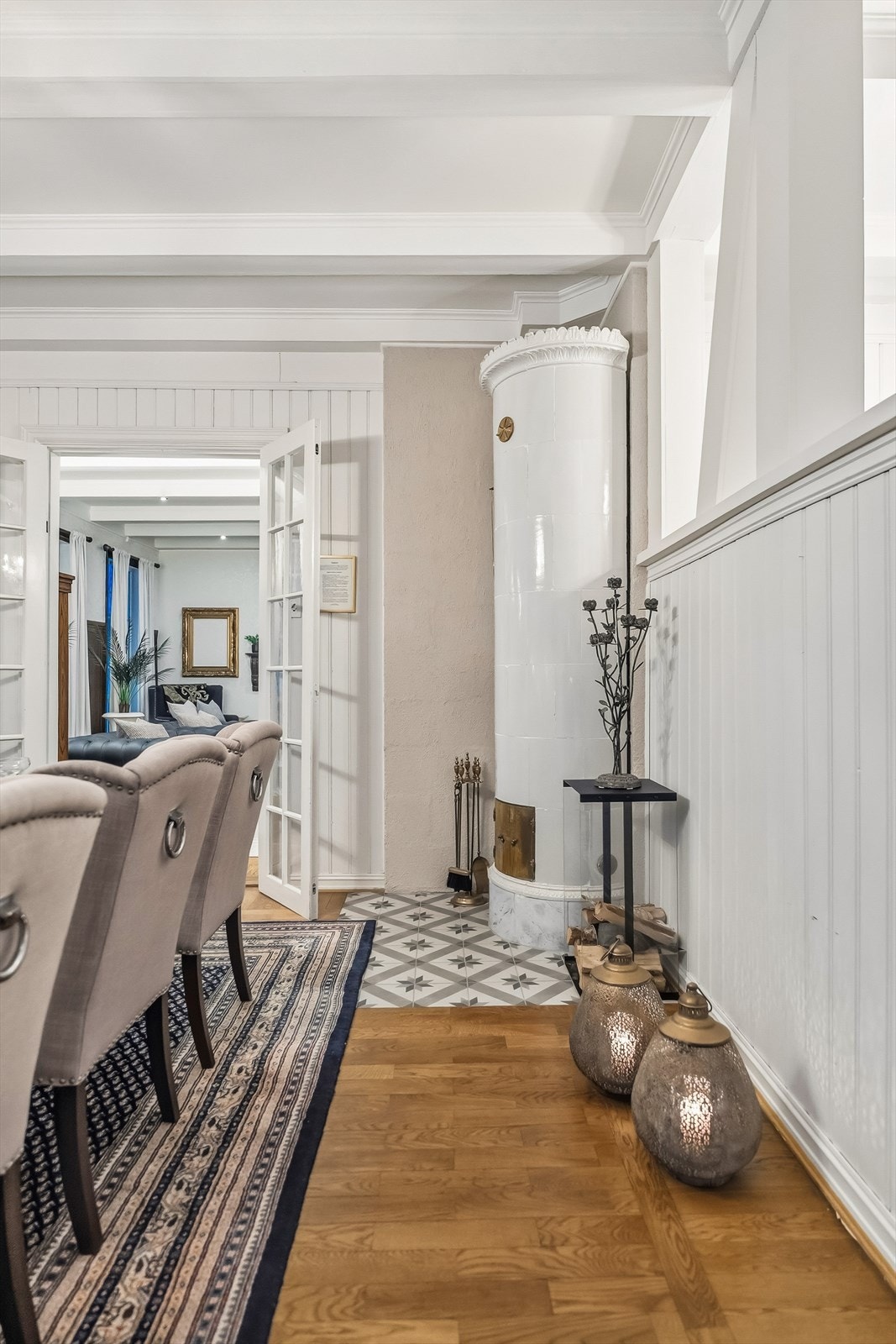 Vakker kakkelovn i spisestuen Galleribilde