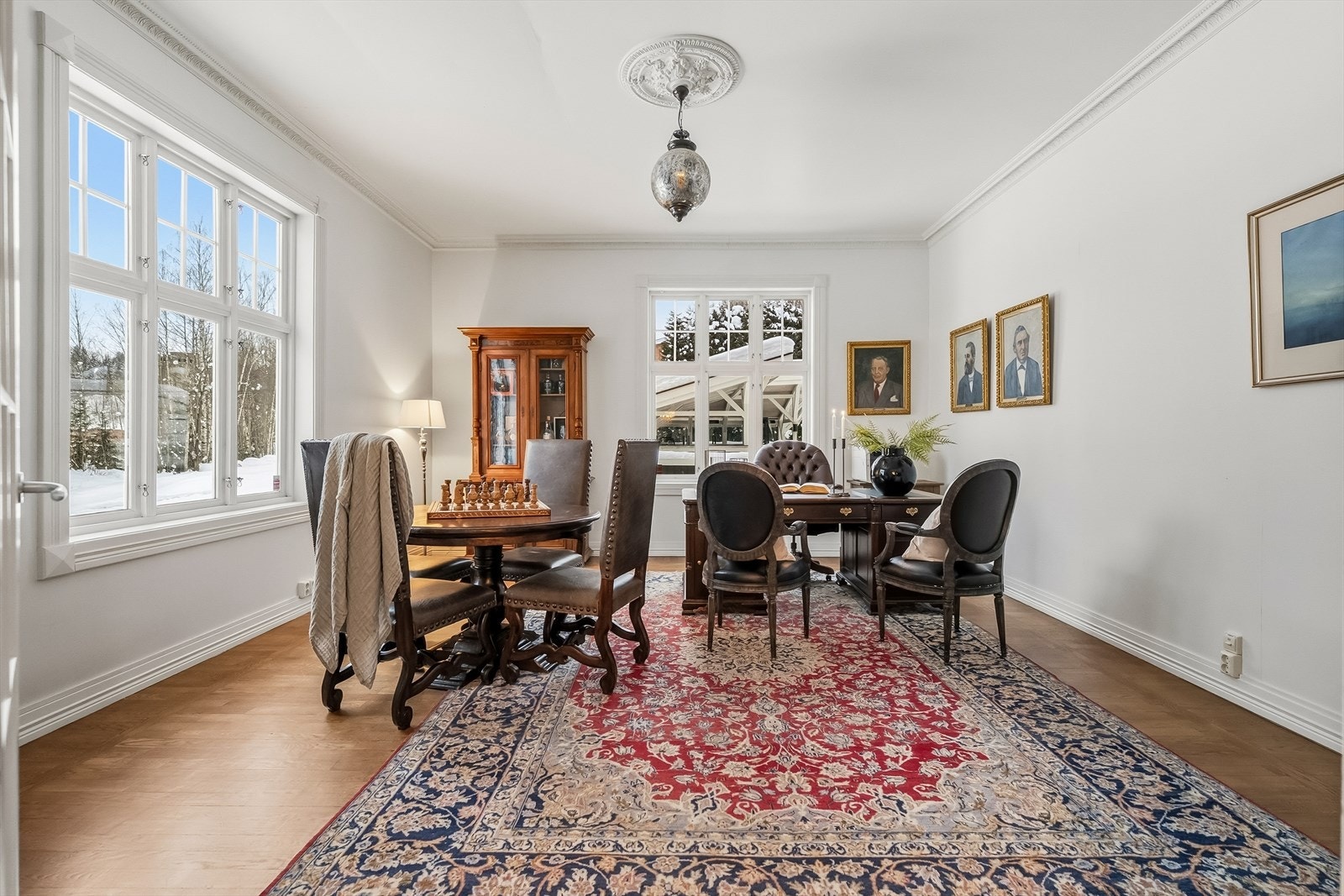 Endestuen benyttes i dag som kontor. Alle rommene har god takhøyde og et gjennomført klassisk uttrykk. Galleribilde