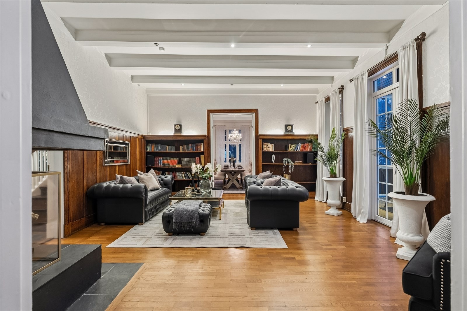 Boligen har flere ilsteder - den midterste stuen med stor peis. Galleribilde