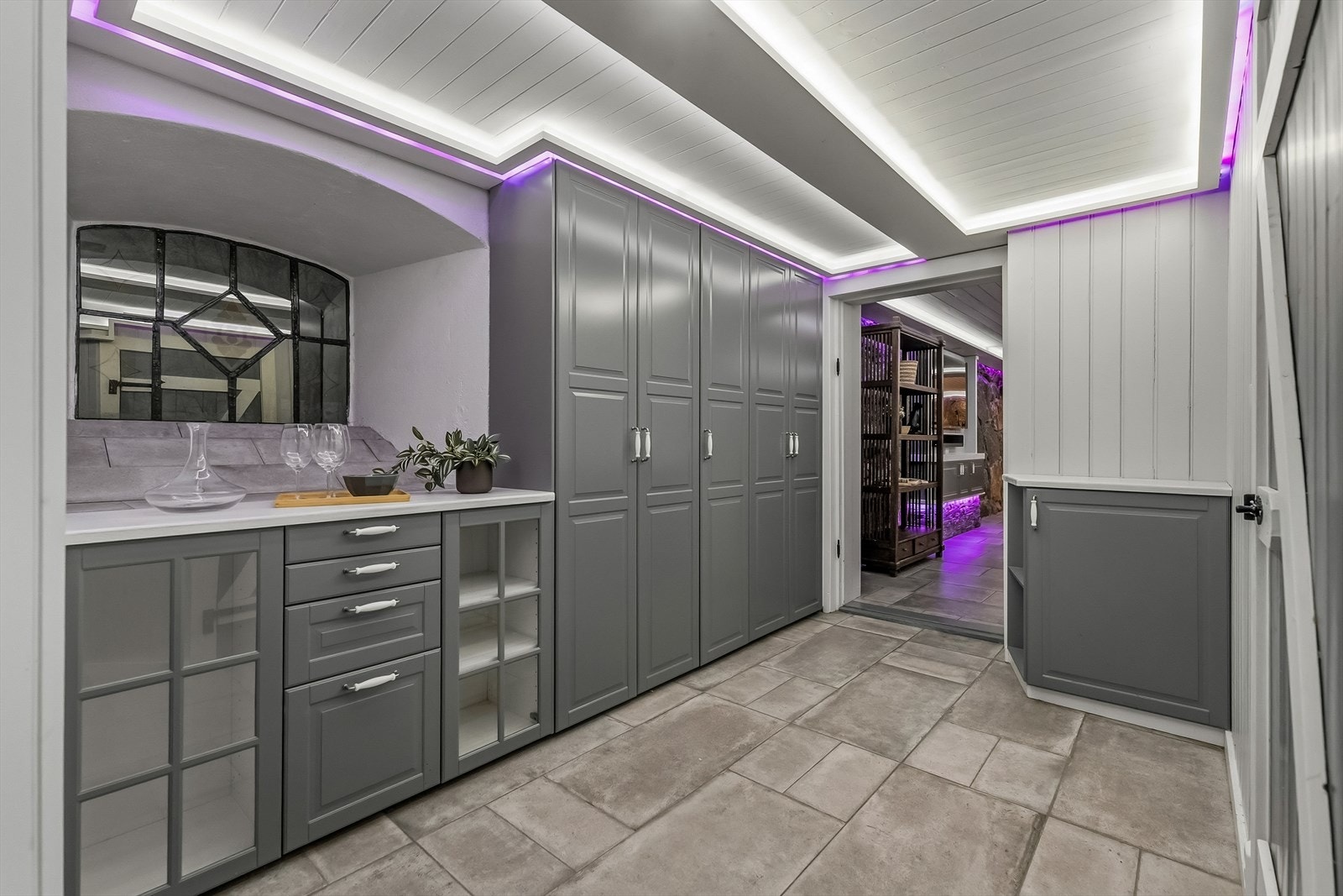 Gang i kjeller med plassbygget og spesialtilpasset innredning. Egen inngang på enden av rommet til kjelleren. Galleribilde