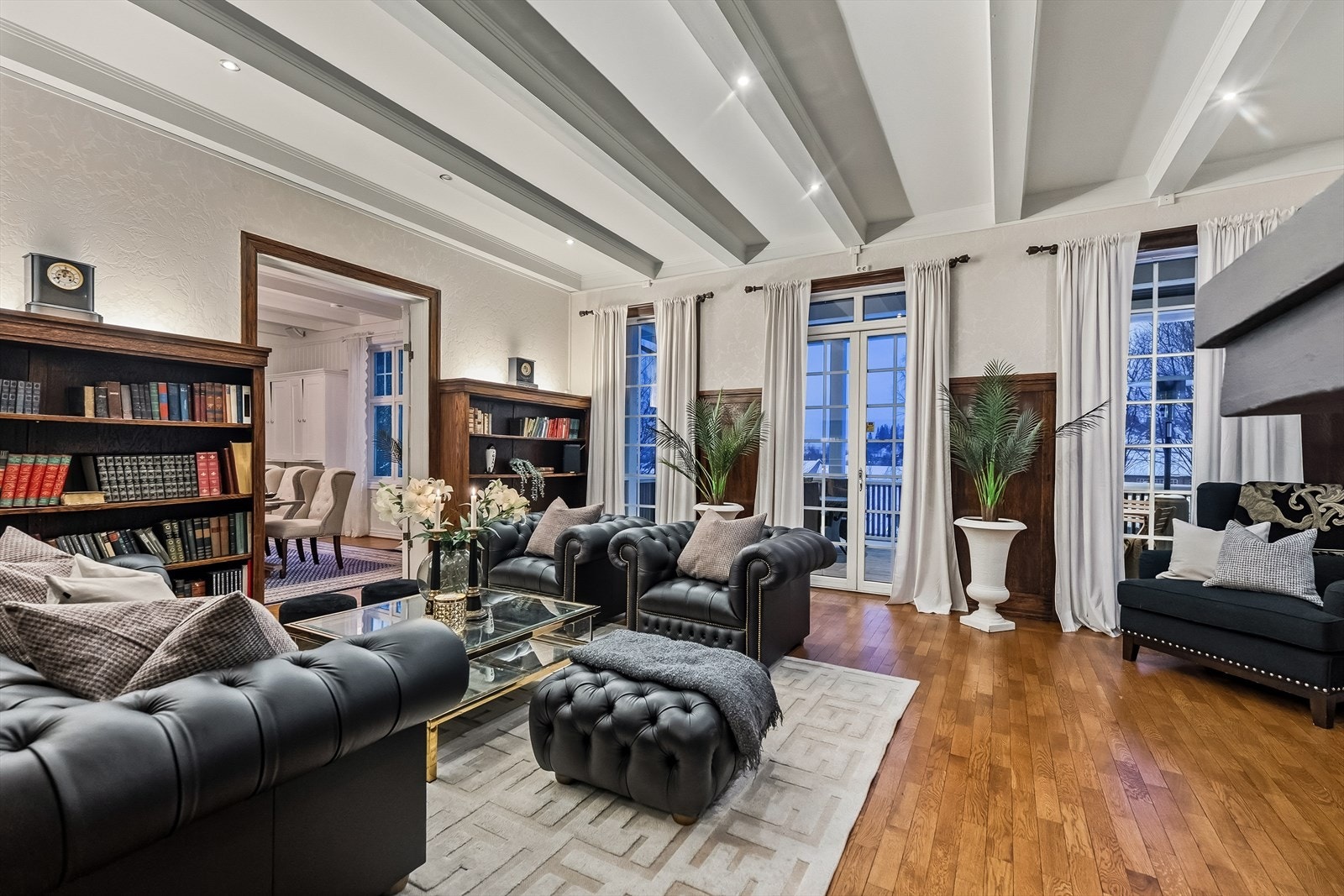 Videre er det en romslig stue med utgang til veranda. Galleribilde