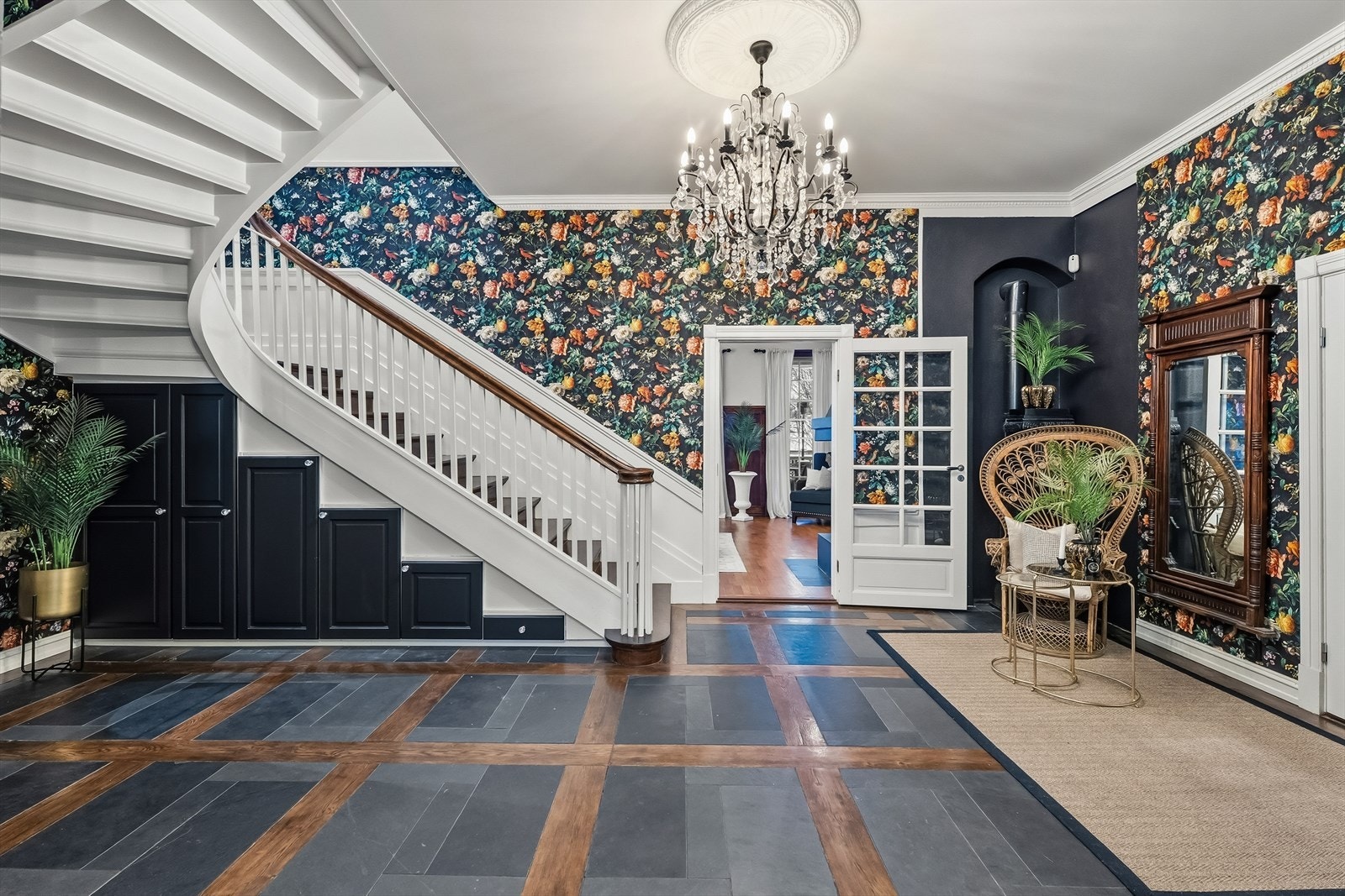 Representativ hall med herskapelig trappeløp og klassiske detaljer. Galleribilde