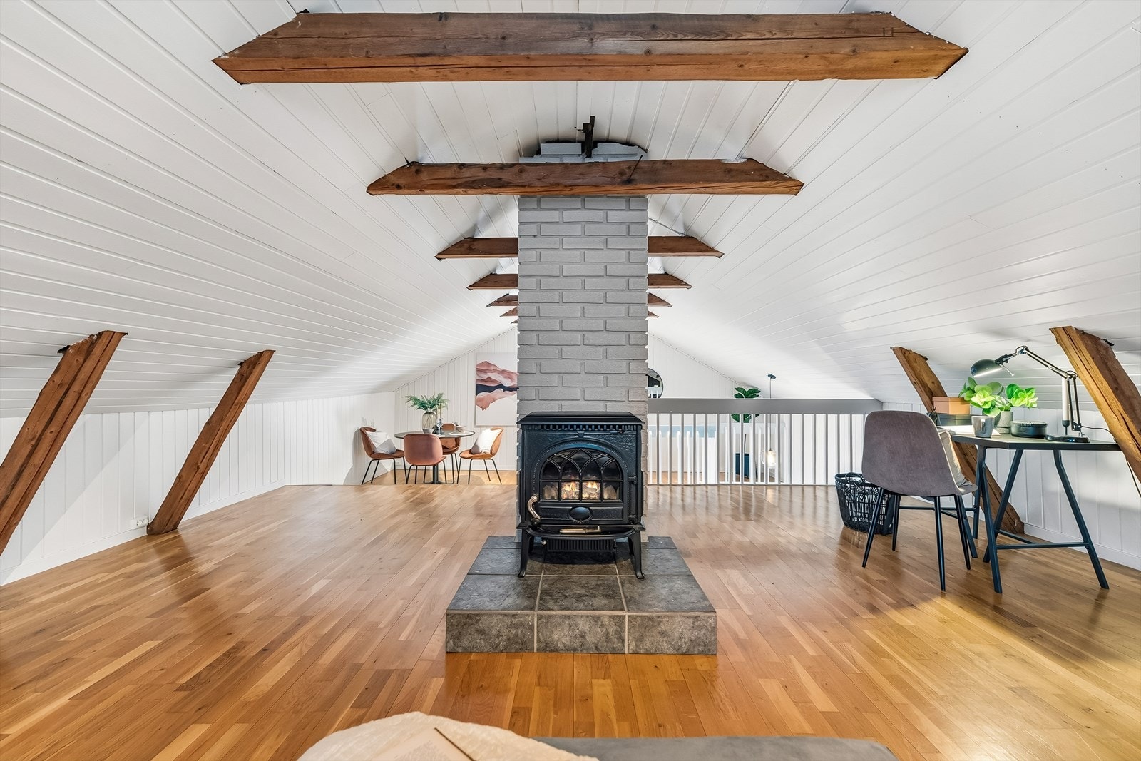 Videre er det også plass til spisegruppe og hjemmekontor. Galleribilde