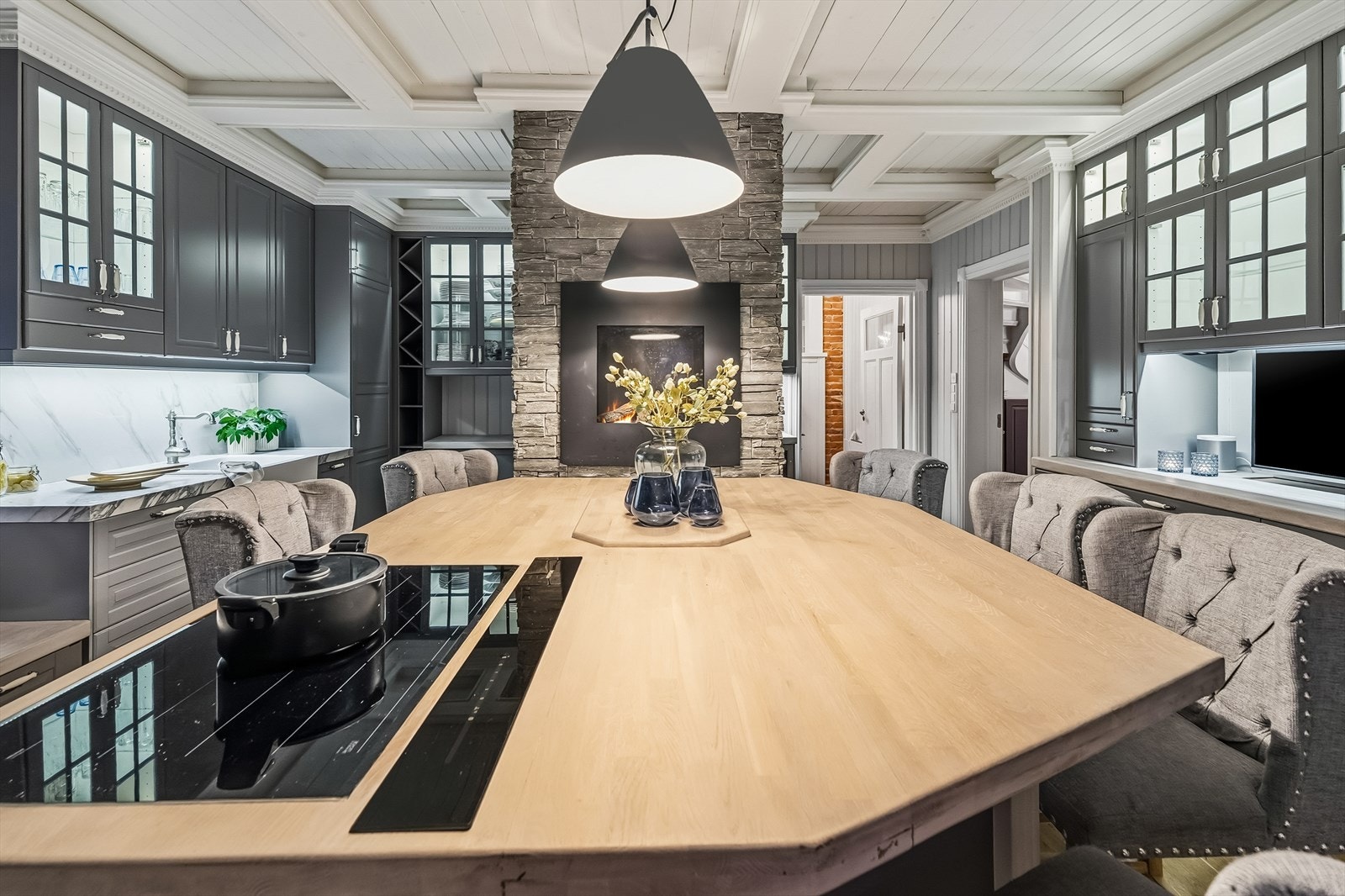 Praktisk kjøkkenøy med sitteplasser og gasspeis. Galleribilde