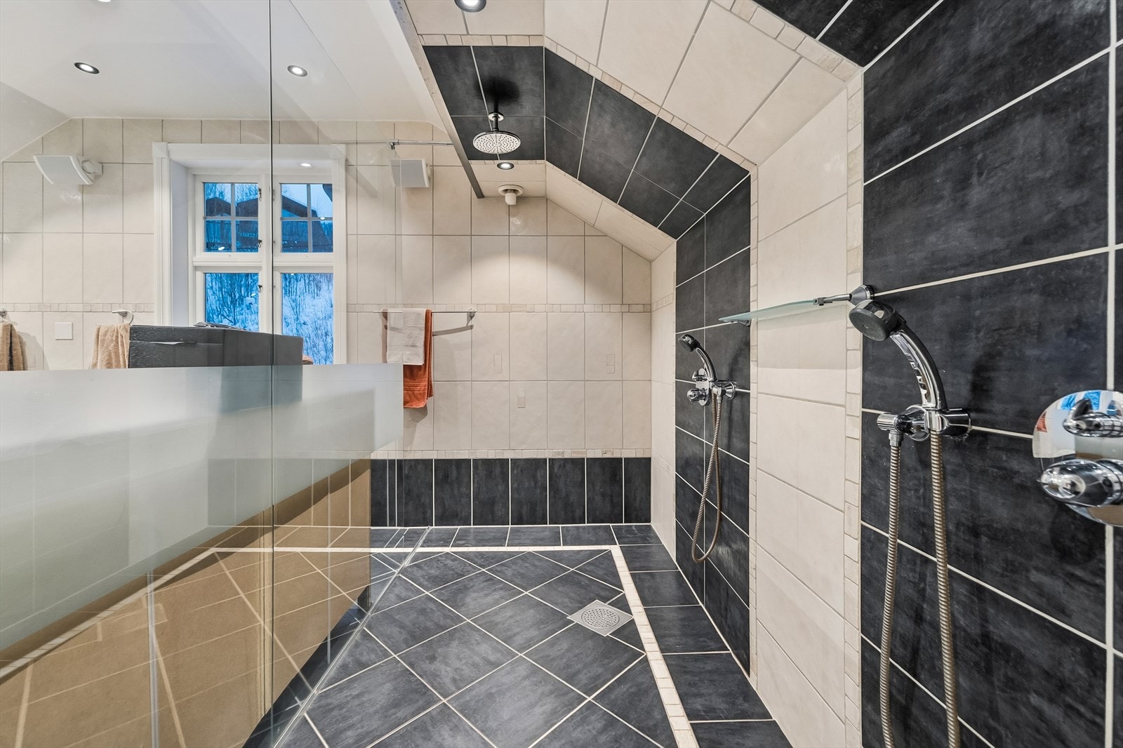 Romslig dusjsone med dobbel dusjløsning. Galleribilde