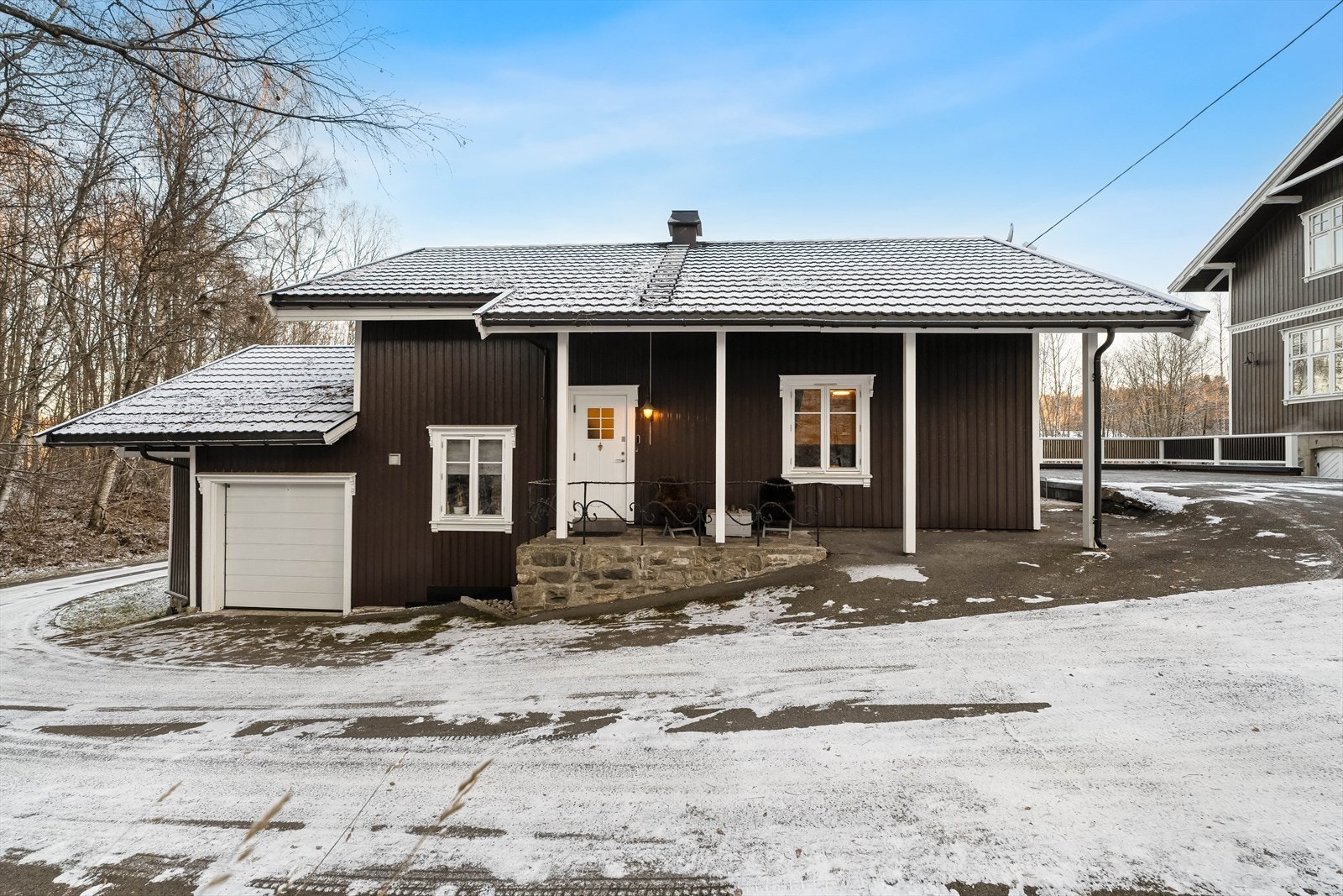 Boligen har egen garasje og strekker seg over to plan med entré, soverom, bad/vaskerom, kjøkken i 1. etg og loftstue i 2.etg. Galleribilde