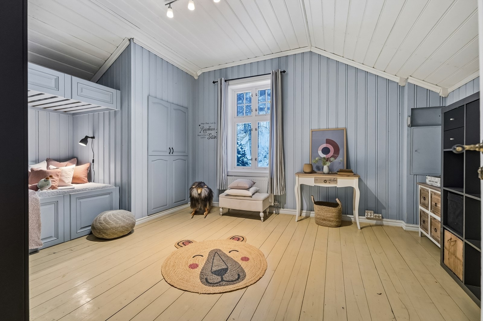 Soverom 2 i 2. etasje med plassbygget seng og garderobeløsning. Galleribilde