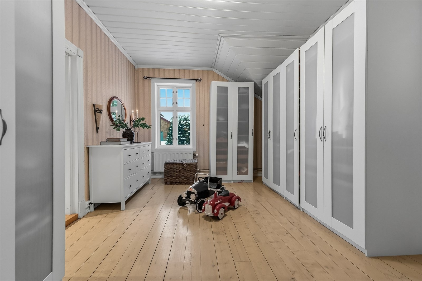 Praktisk omkledningsrom/lekerom mellom to av soverommene. Galleribilde