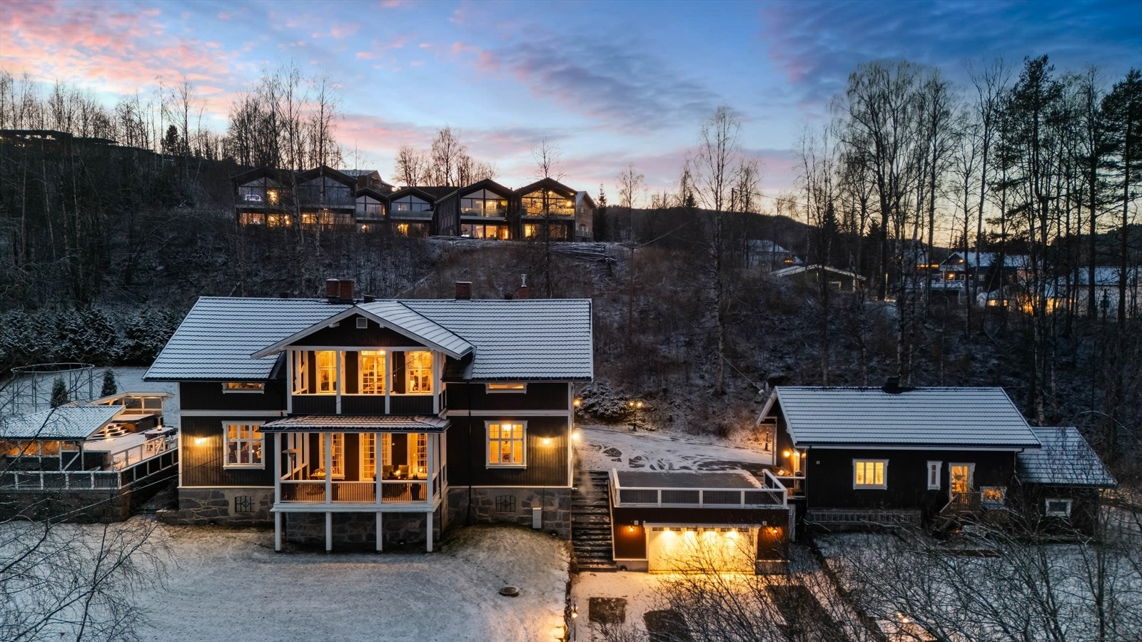 Tomten er på 4,3 mål, lettstelt men likevel vakkert opparbeidet med flotte terrasseområder, beplantning, godt med biloppstillingsplasser og mye mer. Galleribilde