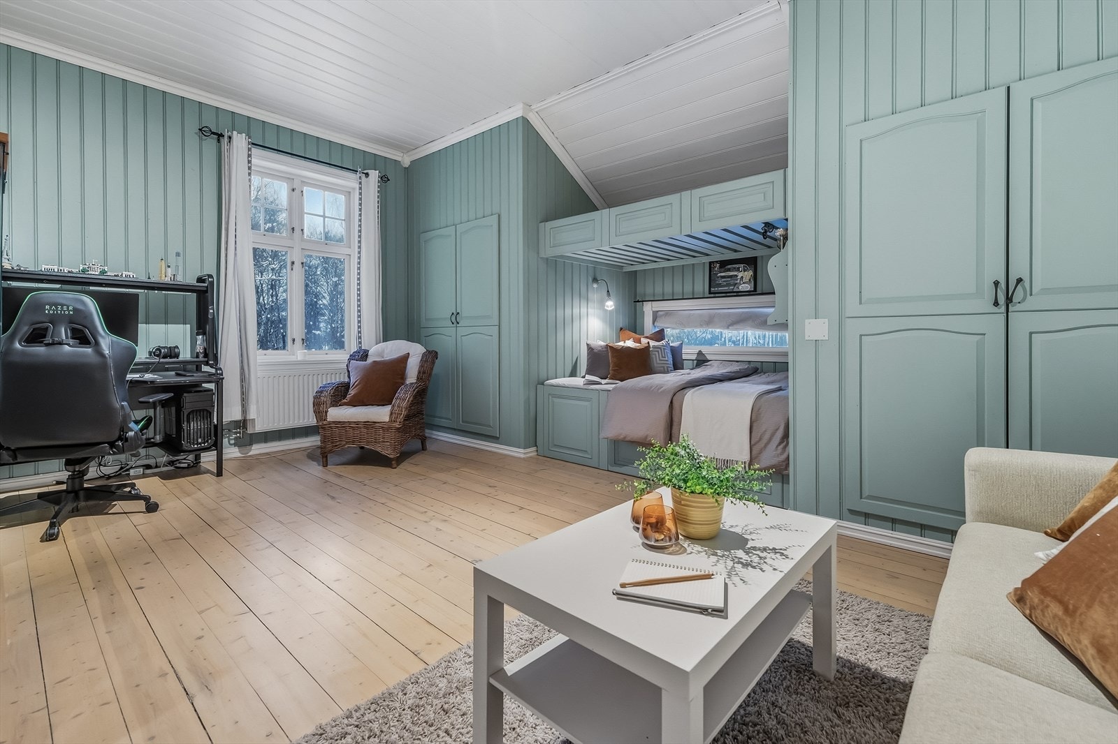 Også dette rommet har den flotte innebygde sengeløsningen med walk-in-closets på hver side. Galleribilde