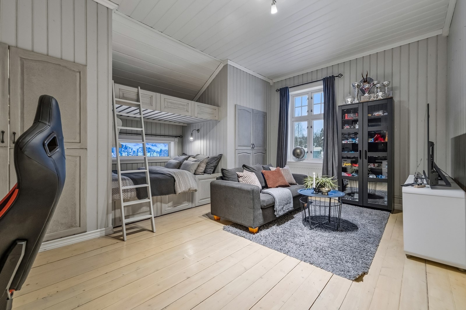 2.etasje har totalt 4 soverom - alle av svært god størrelse. Galleribilde