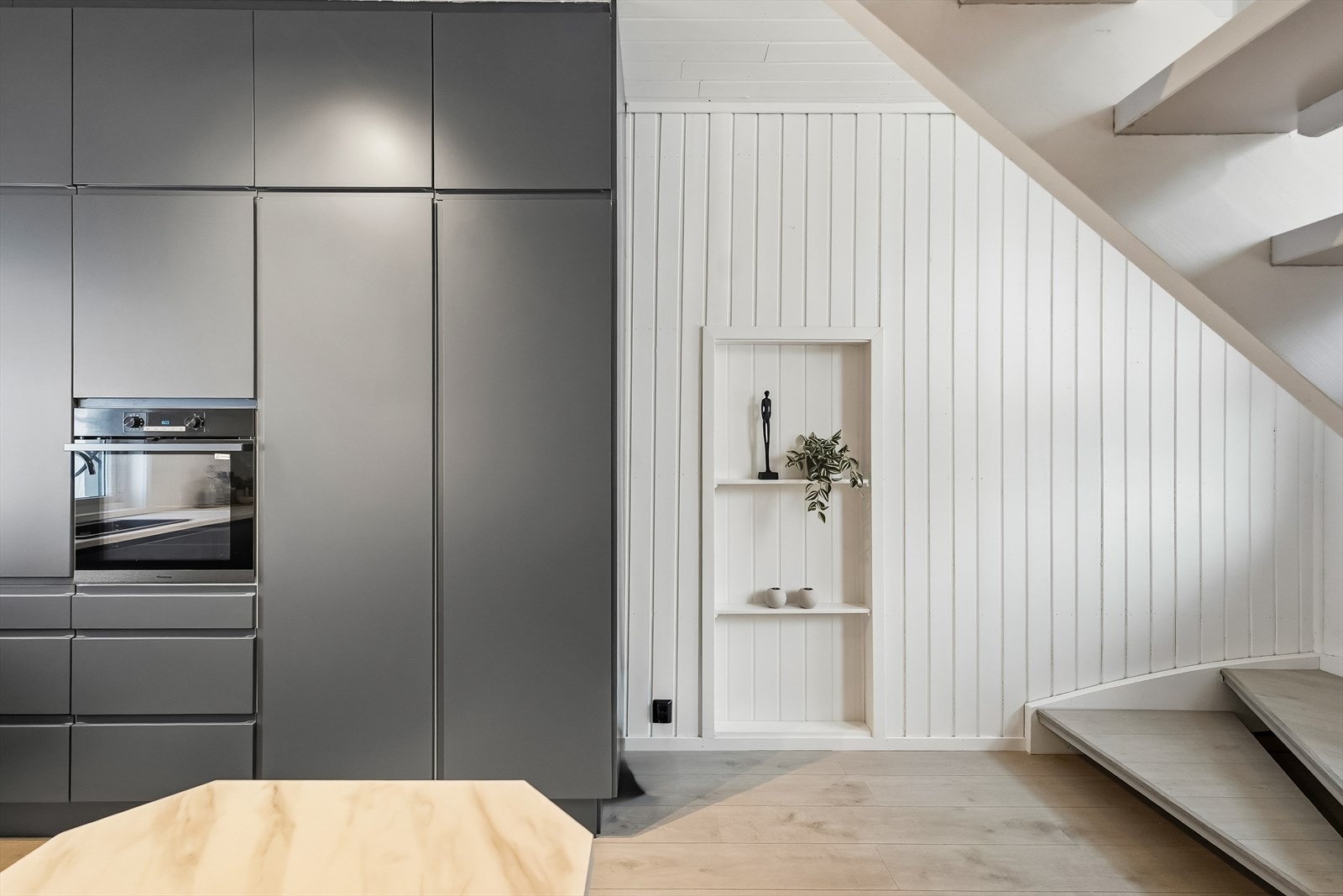 Det er integrert kjøleskap, fryseskap, oppvaskmaskin, induksjonstopp, stekeovn og komfyrvakt. Galleribilde