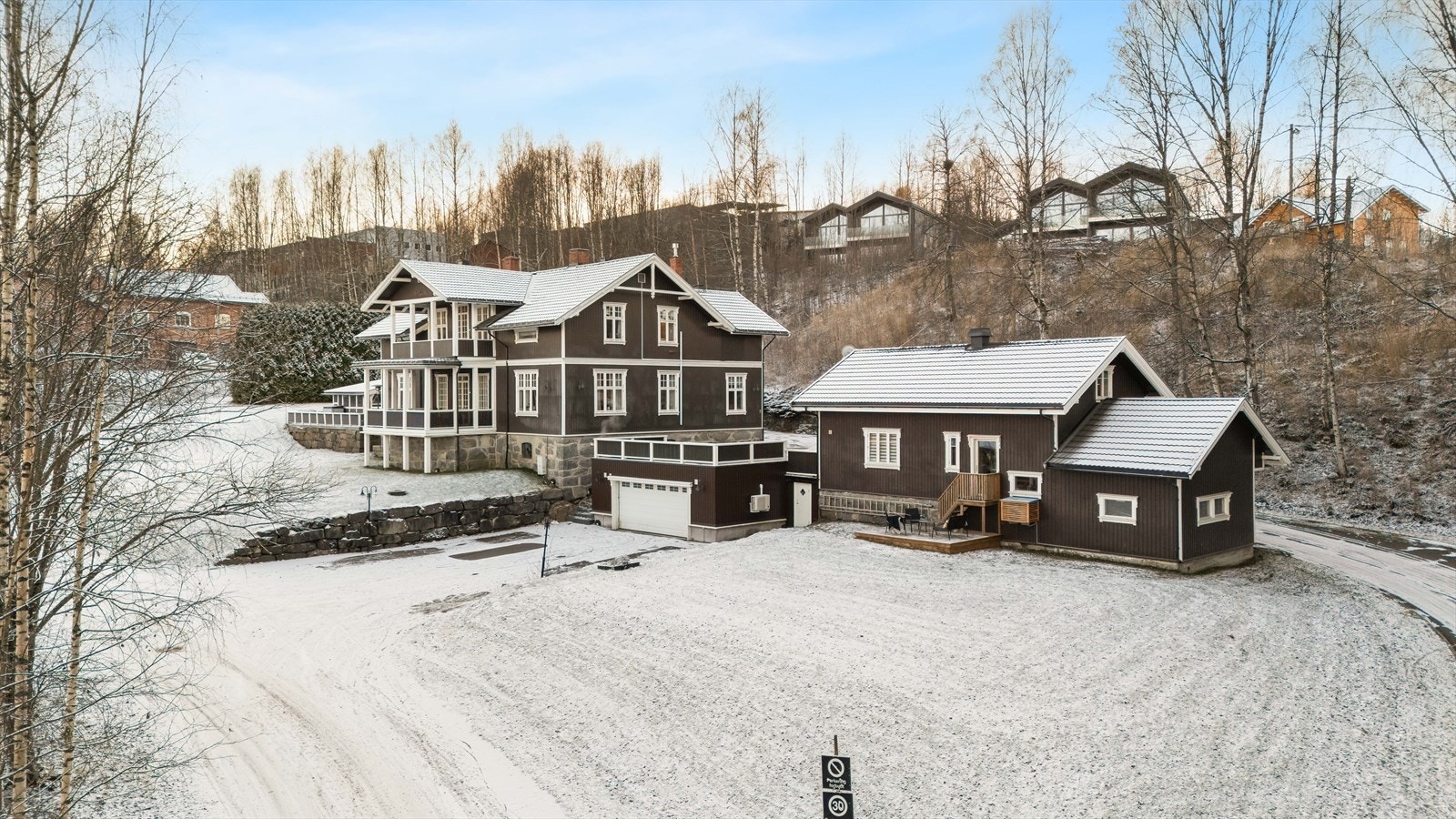 Det er asfaltert adkomst med innslag av granittstein på gårdsplassen. Godt lyssatt i oppkjørsel og rundt huset forøvrig. Galleribilde