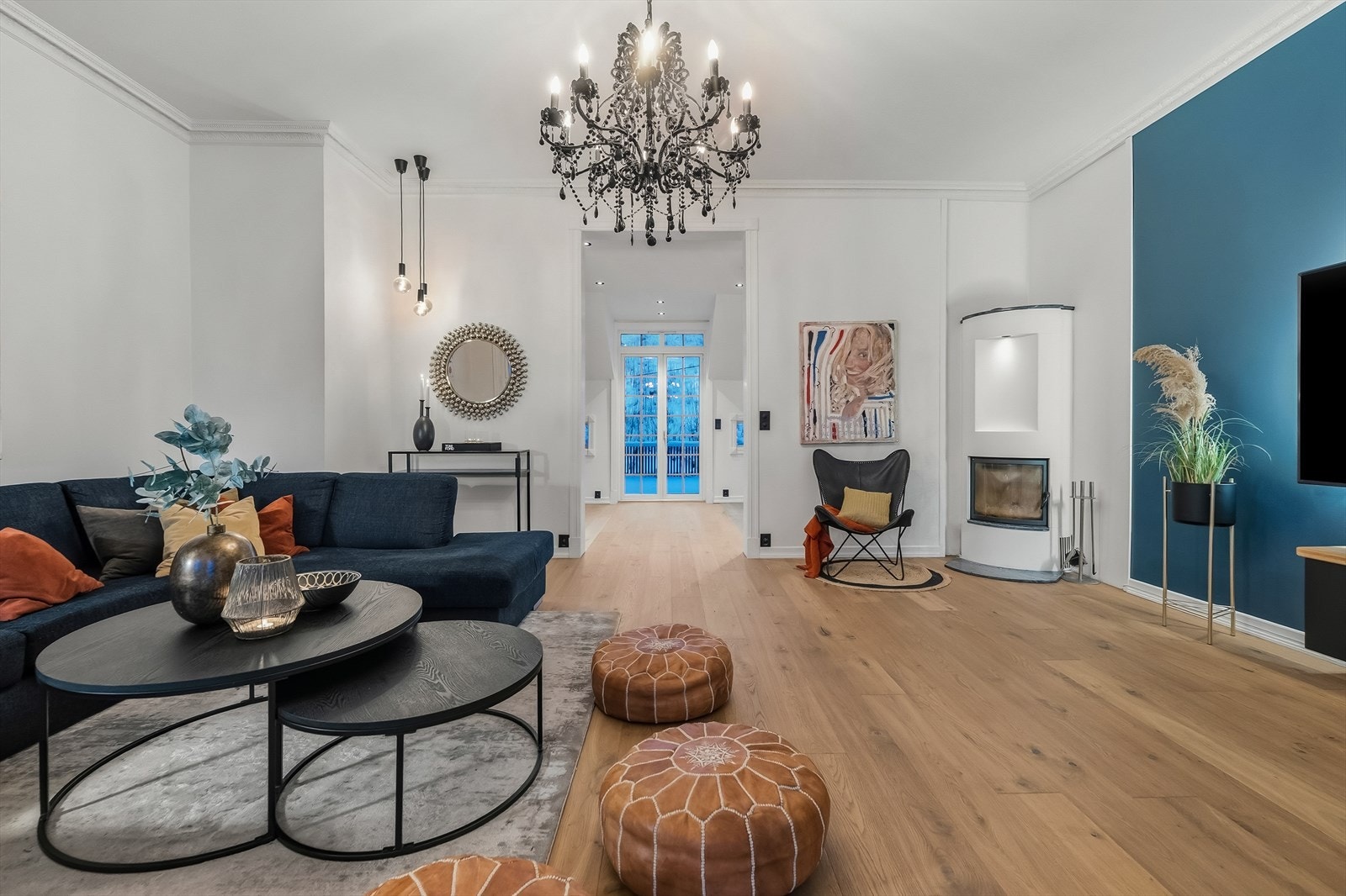 Særdeles innbydende og lys rom med åpen passasje videre til boligens øvrige oppholdsrom og utgang til enda en terrasse. Galleribilde