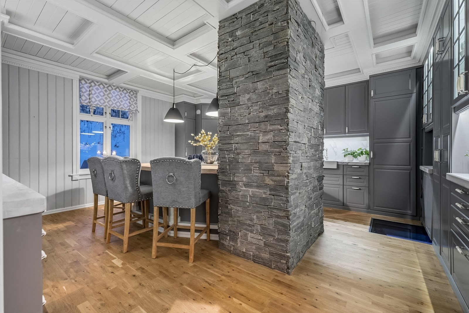 Sosialt spisekjøkken med naturlig rominndeling og god plass rundt øya. Galleribilde