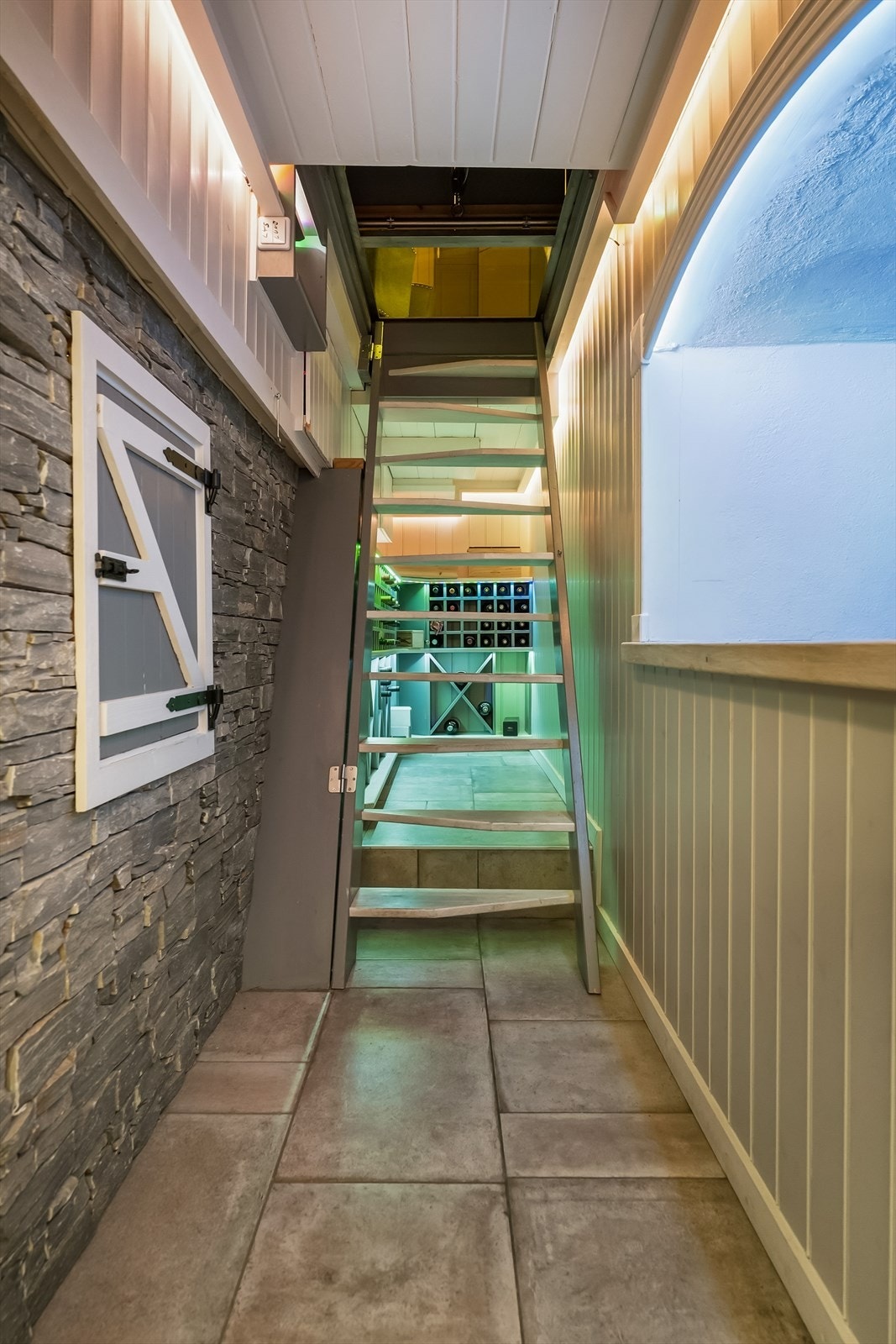 Egen vinkjeller under trappen til kjelleren med lekker belysning og god plass til edle dråper. Galleribilde