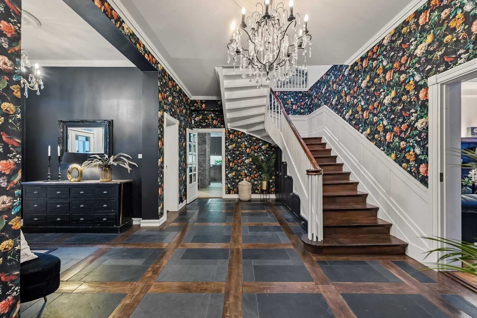 Vannbåren varme er lagt i hall, kjøkken, bad og bassengrom i første etasje, samt bad i andre etasje. Galleribilde