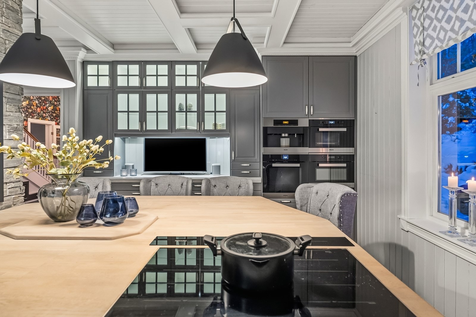 Klassisk, delikat innredningen med profilerte fronter og benkeplate av heltre og stein. Galleribilde