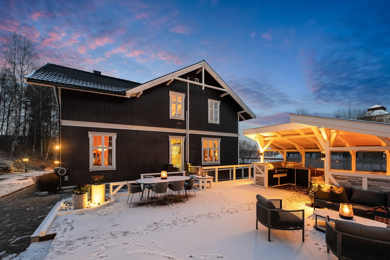 Overbygde sitteplasser og god belysning gjør uteplassen like innbydende også på kjølige vinterkvelder. Galleribilde