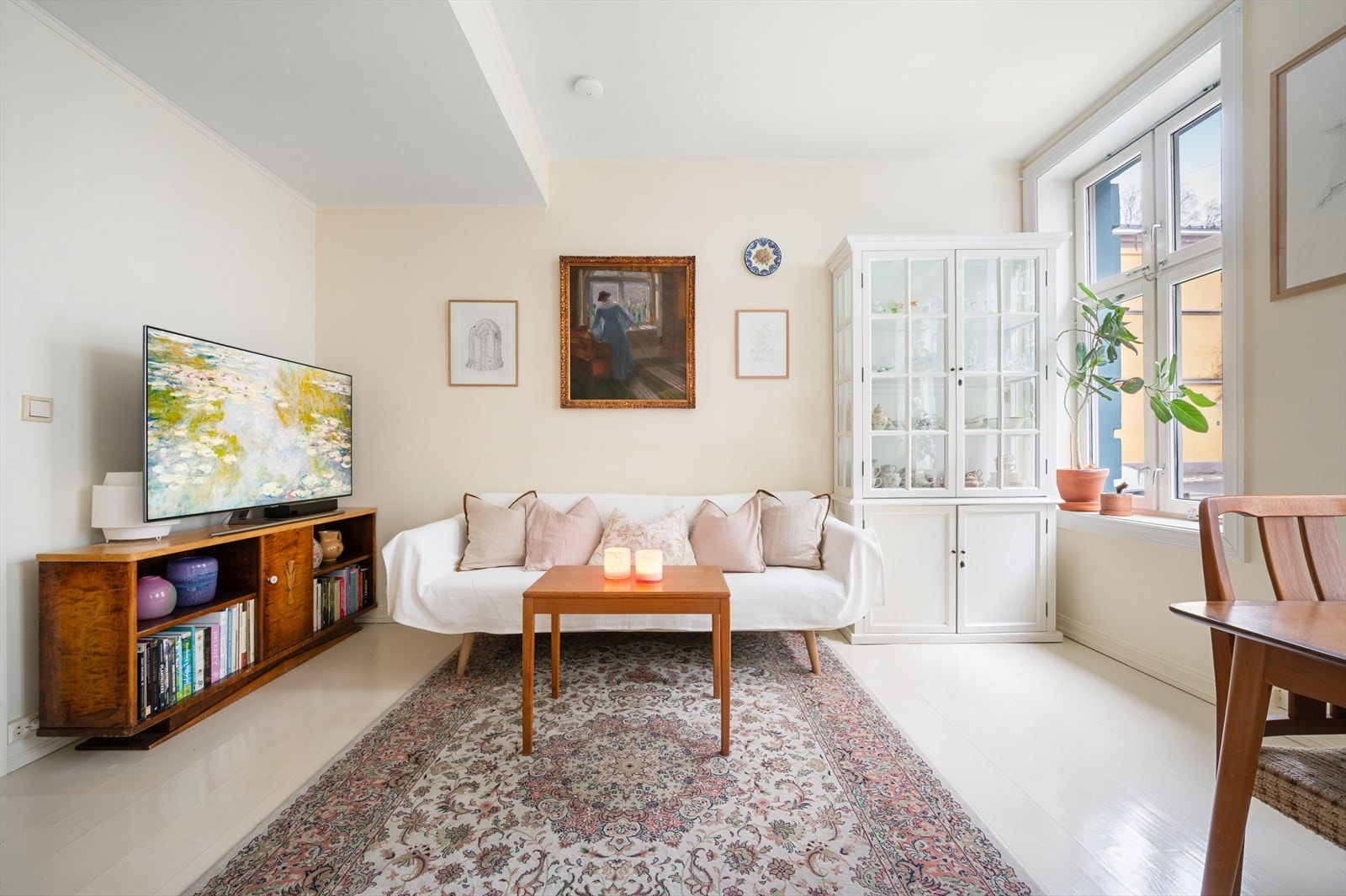 Flere vinduer og god takhøyde gir rommet en lys og luftig atmosfære, og skaper en behagelig romfølelse. Galleribilde