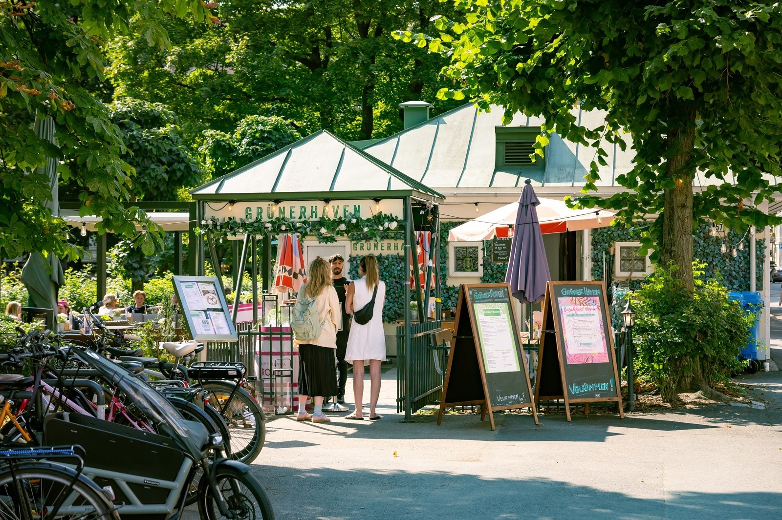 Olaf Ryes plass er særlig kjent for sine markedsdager og yrende folkeliv, et høydepunkt for alle som bor på Løkka. Da fylles området av matboder og gode tilbud fra lokale butikker. Galleribilde
