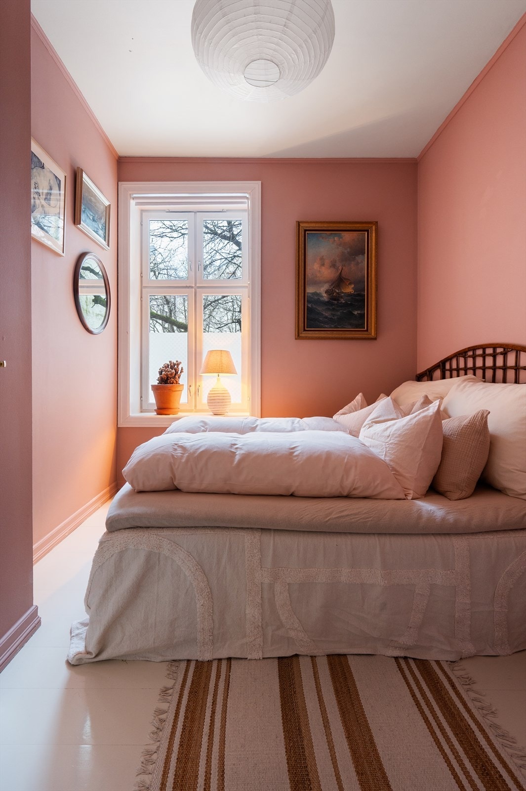 Rommet har et behagelig og gjennomført fargevalg på veggene, som skaper en lun og avslappende atmosfære. Galleribilde