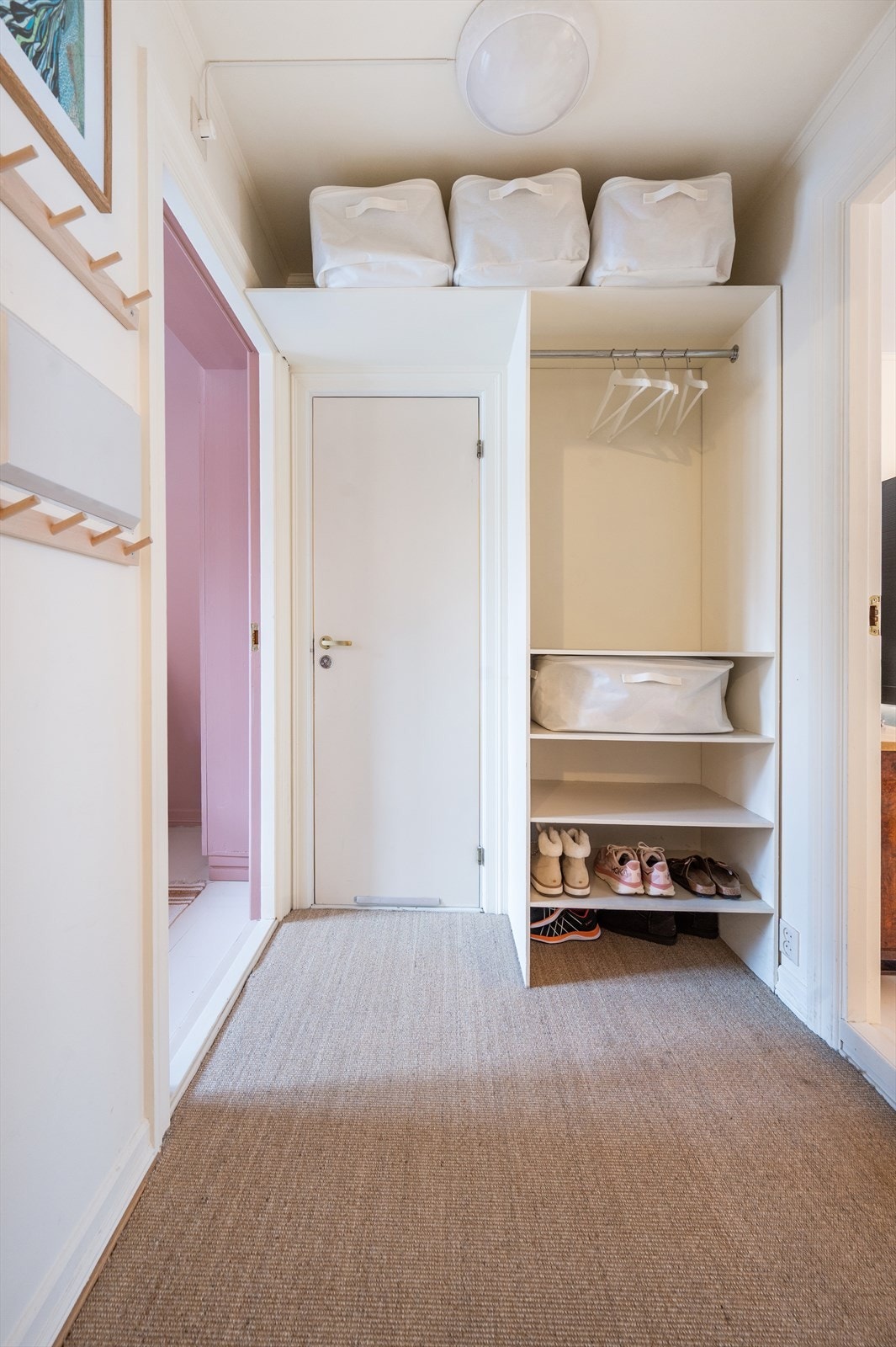 En innbydende entré ønsker deg velkommen inn, med god plass til både yttertøy og fottøy, en praktisk og ryddig start på hjemmet. Galleribilde