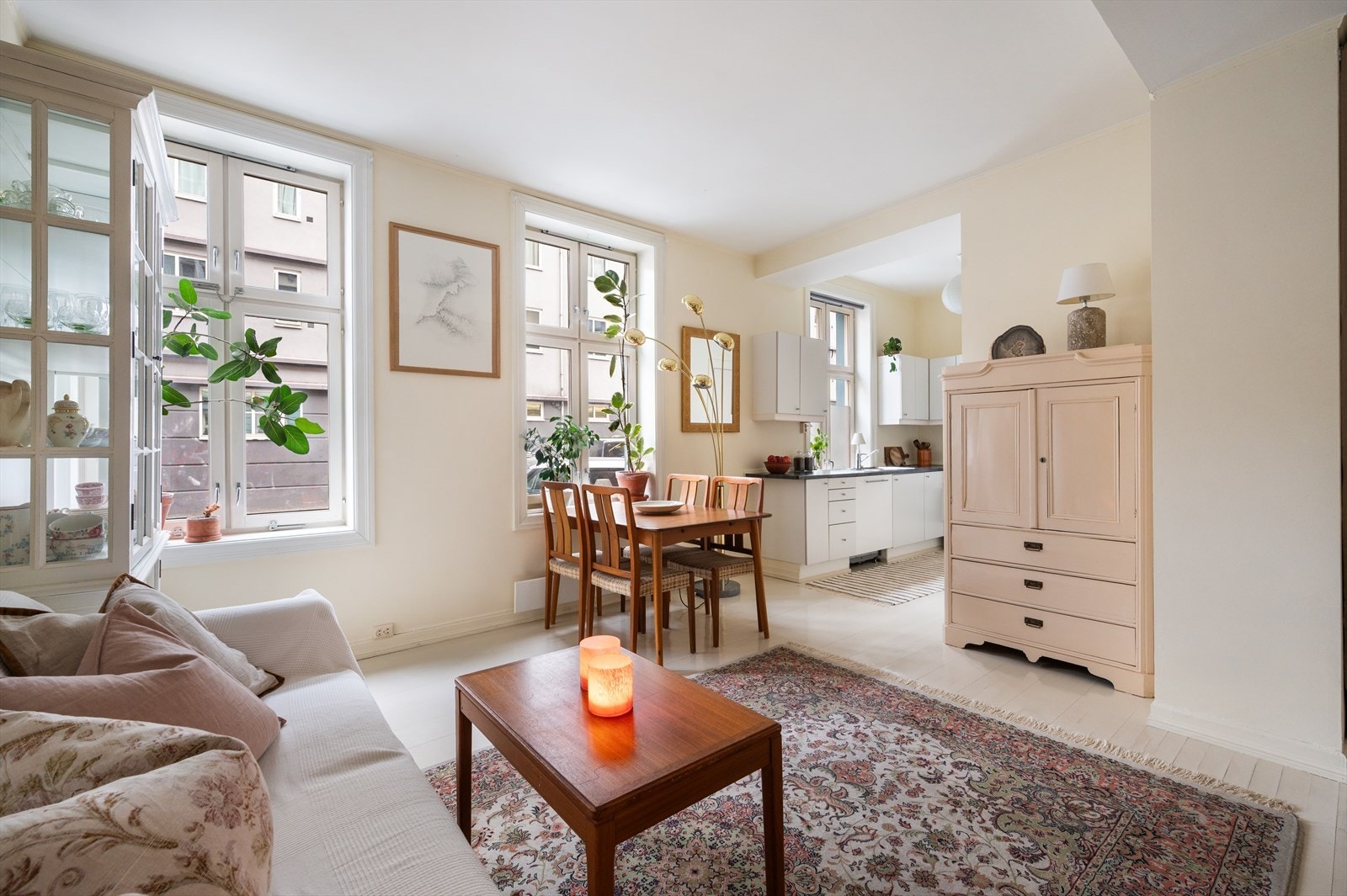 Den åpne planløsningen gir rikelig med plass til å invitere venner og familie til hyggelige sammenkomster. Galleribilde