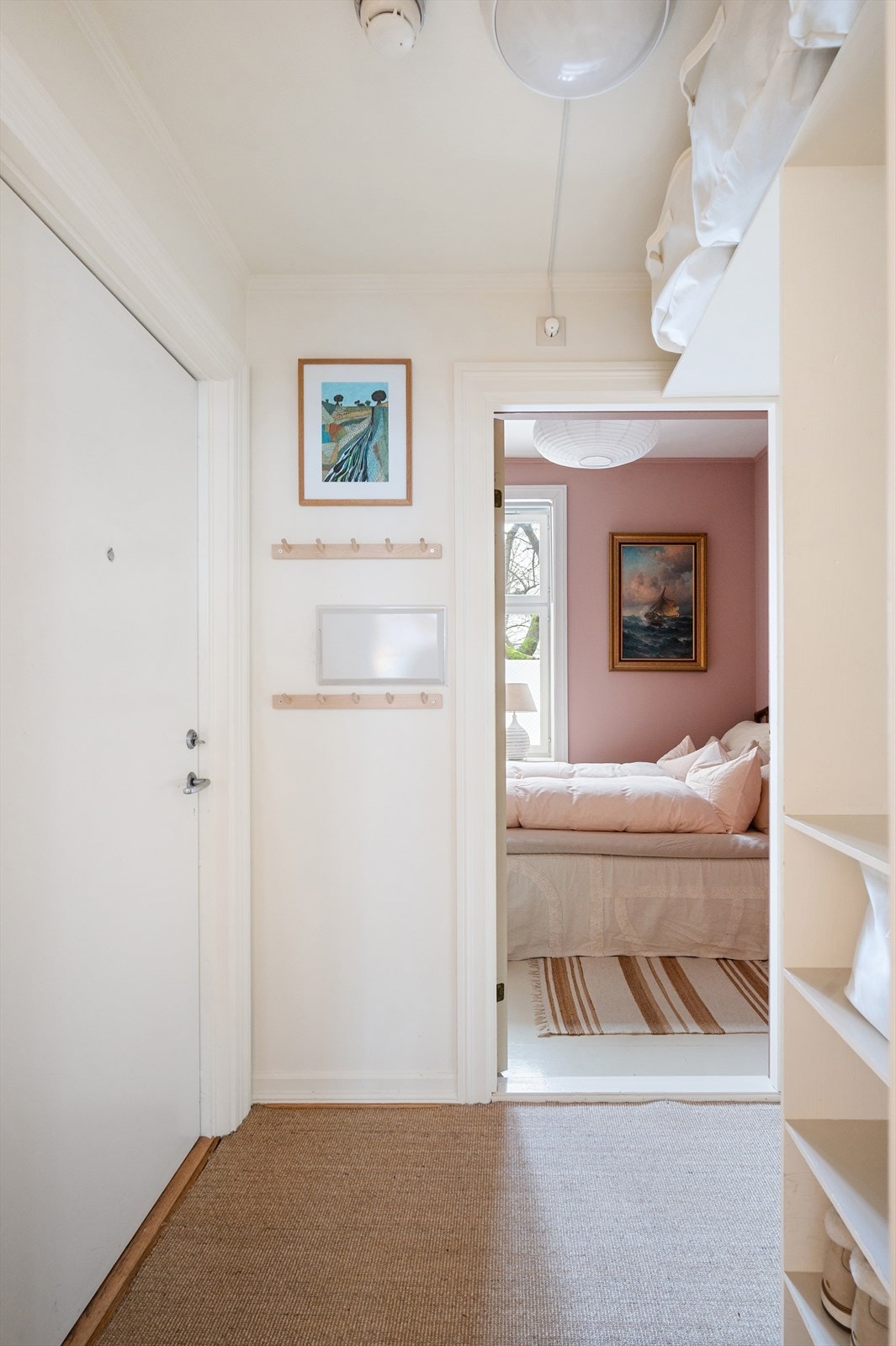 Fra entréen er det adkomst til soverommet. Galleribilde