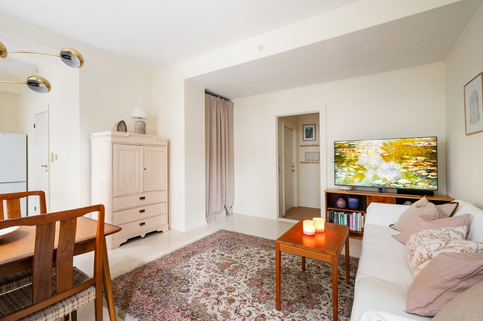 På gulvet er det montert gulvbord og veggene består av malte overflater. Galleribilde