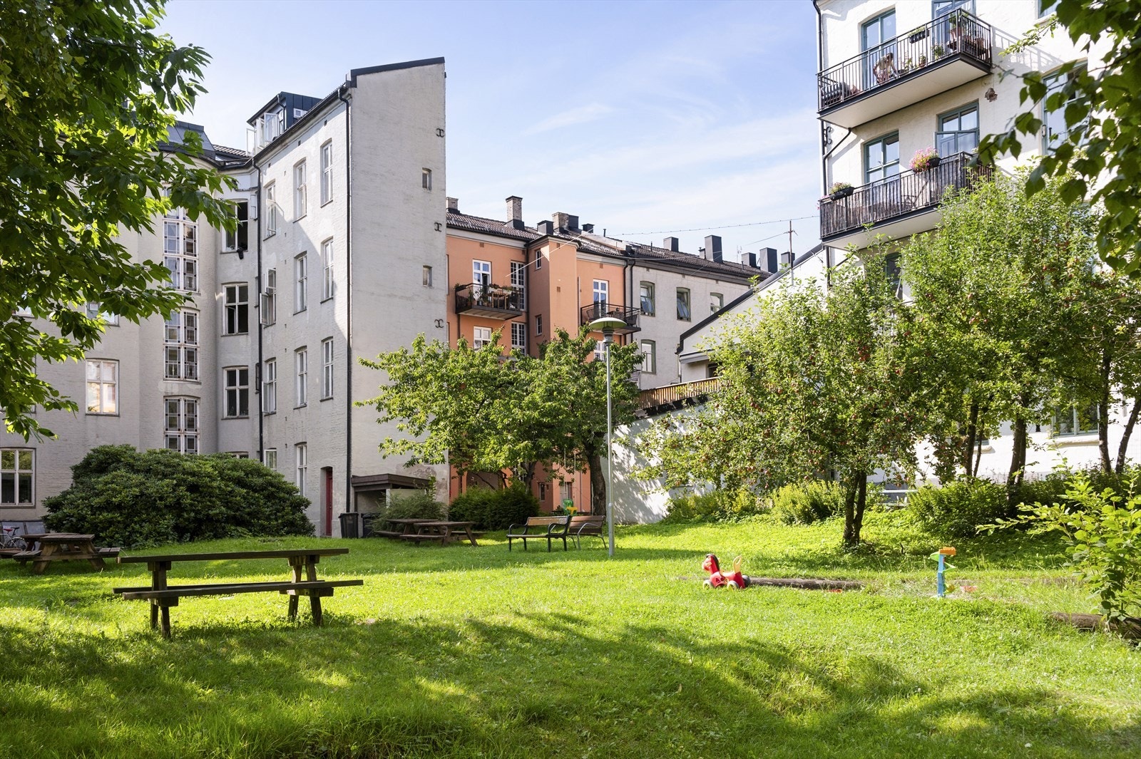 Leiligheten ligger tilbaketrukket til i sjarmerende bygård med fantastisk felleshage som er pent opparbeidet med sitteplasser etc. Galleribilde