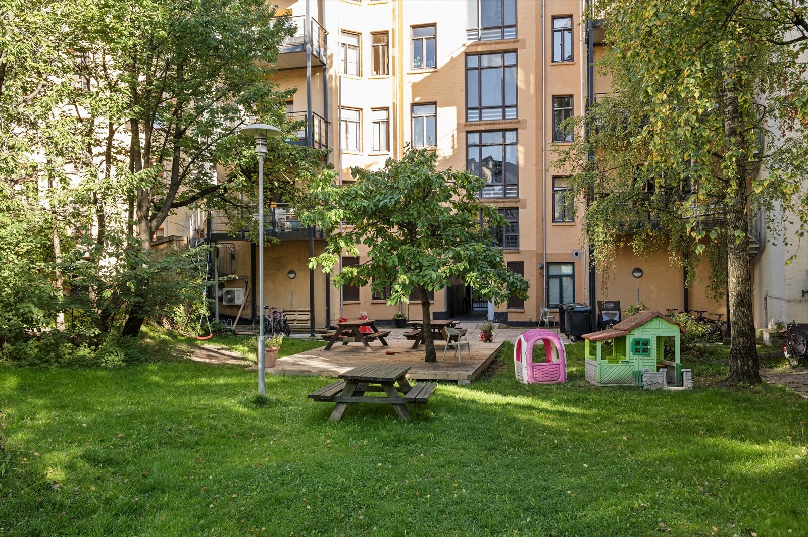 Ta en velfortjent pause under de frodige frukttrærne, og nyt et rolig øyeblikk midt i byen Galleribilde