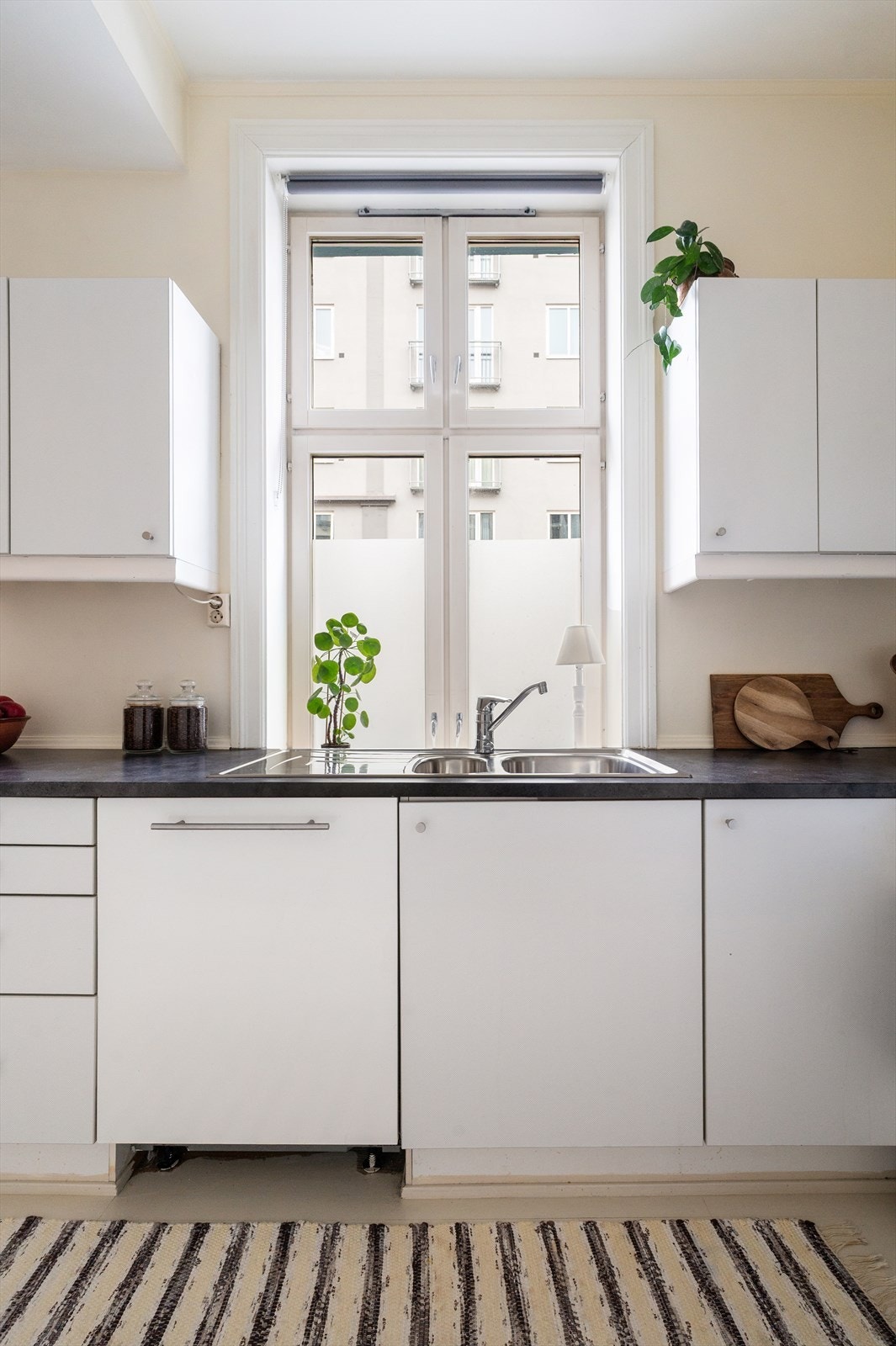 Et vindu på kjøkkenet gir godt med lysinnslipp. Galleribilde