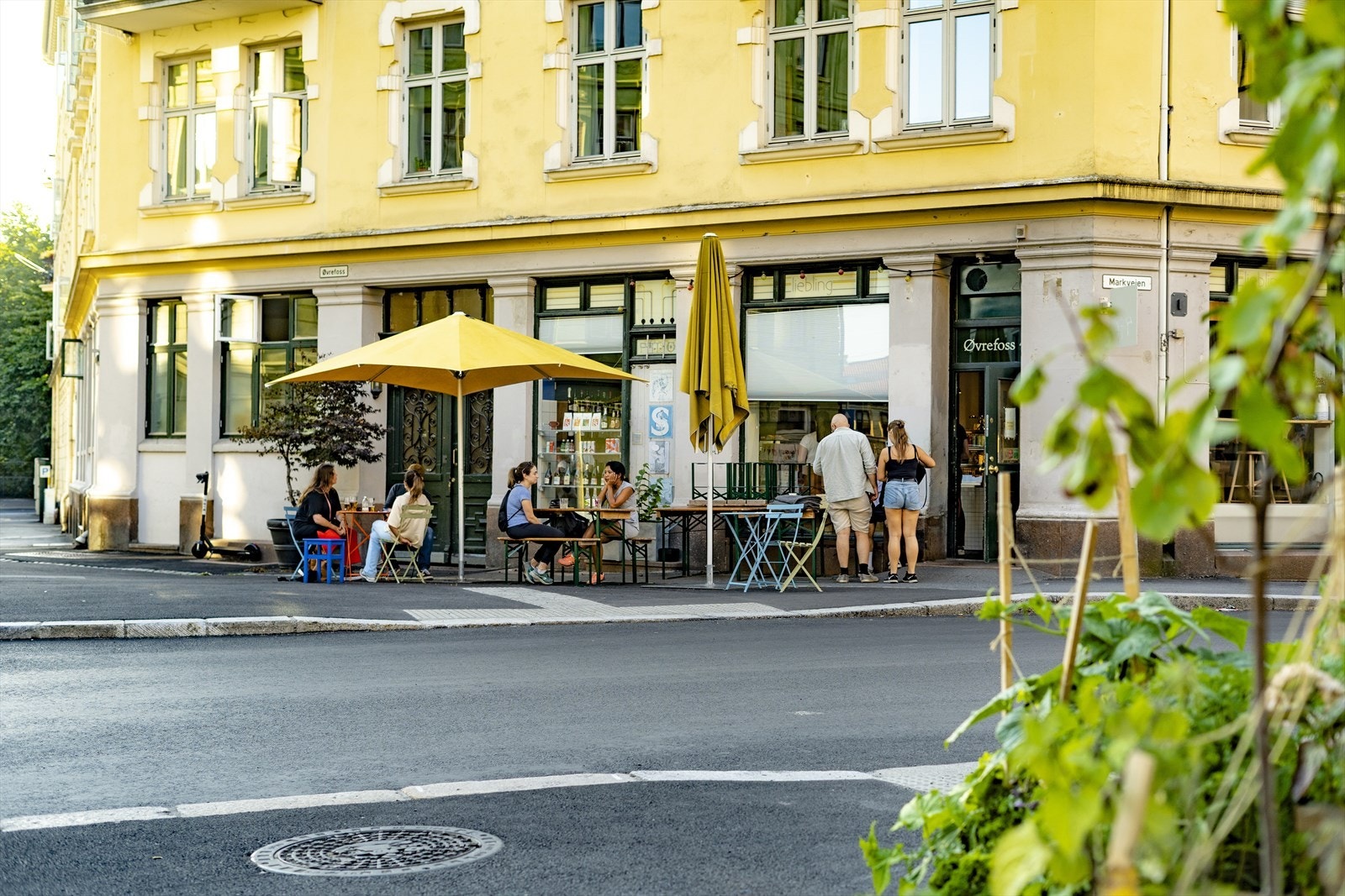 På hjørnet av Markveien og Øvrefoss 4 ligger en sjarmerende kafé som serverer deilig lunsj på dagtid, og som på kveldstid forvandles til en intim italiensk trattoria. Galleribilde