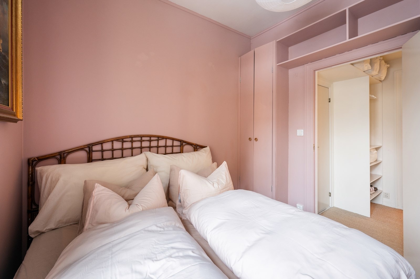 På soverommet finner du også en plassbygd garderobeløsning. Galleribilde