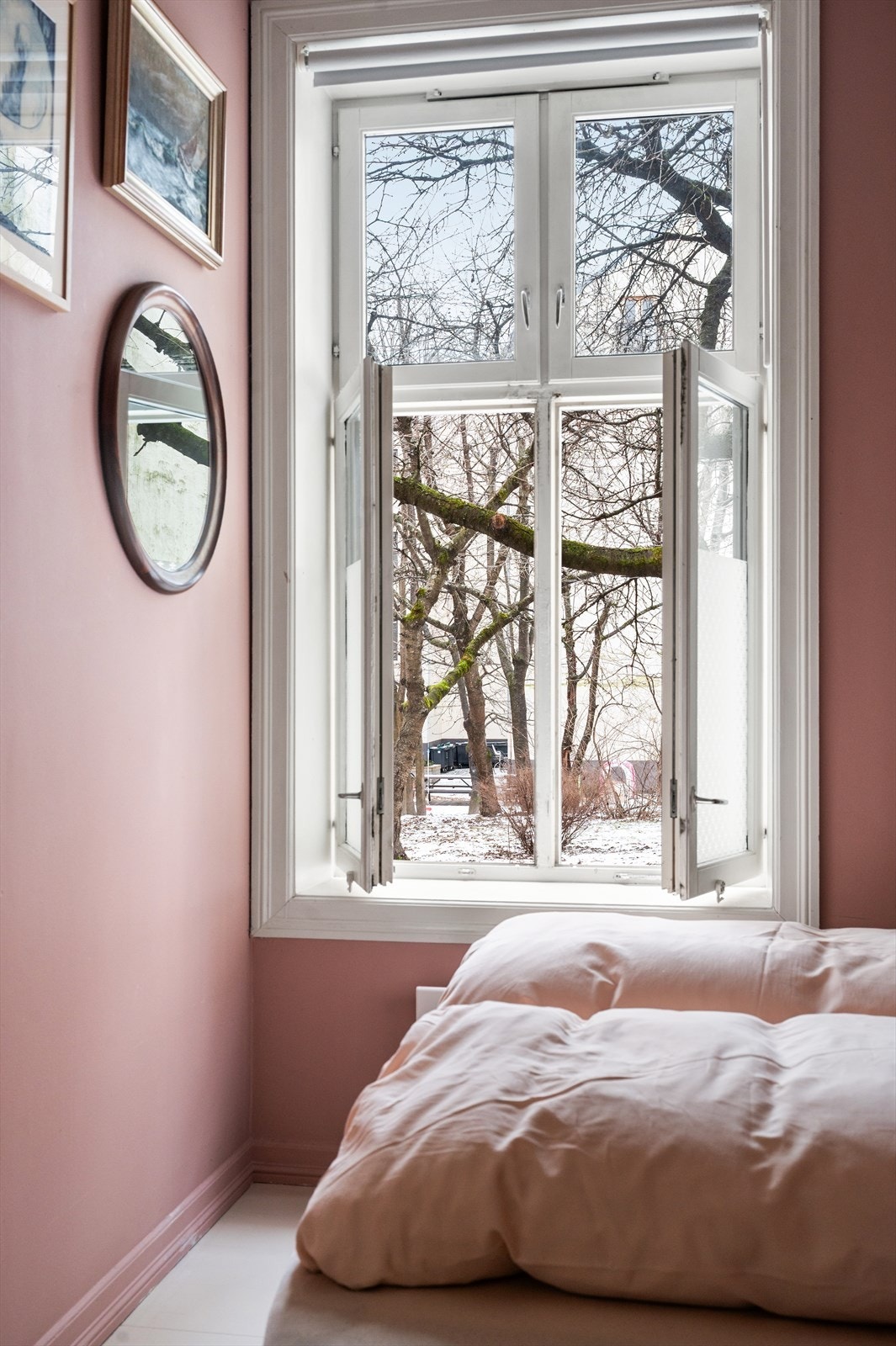 Soverommet vender mot rolig bakgård. Galleribilde