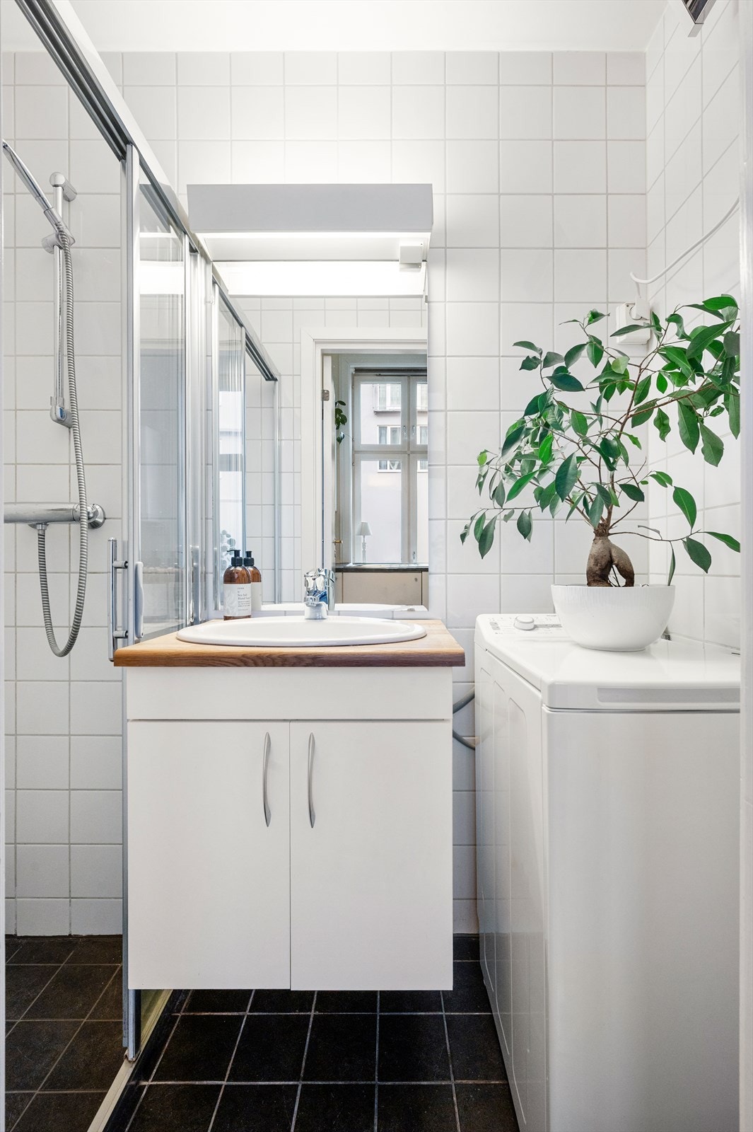 Her finner du en innredning med skap, speil over servant, dusj med skyvedører i herdet glass og opplegg for vaskemaskin. Galleribilde