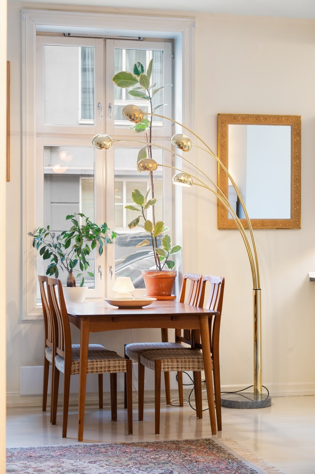 Nyt et godt måltid i lyse fine omgivelser. Galleribilde