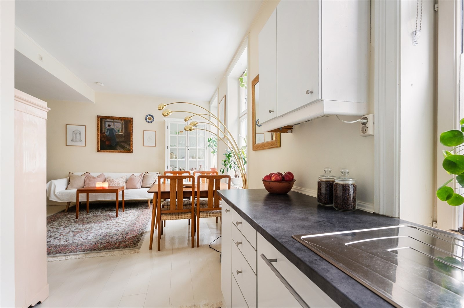 Spisegruppen er smart plassert like ved kjøkkenet, noe som gjør det både praktisk og hyggelig å samle gjester til måltider. Galleribilde