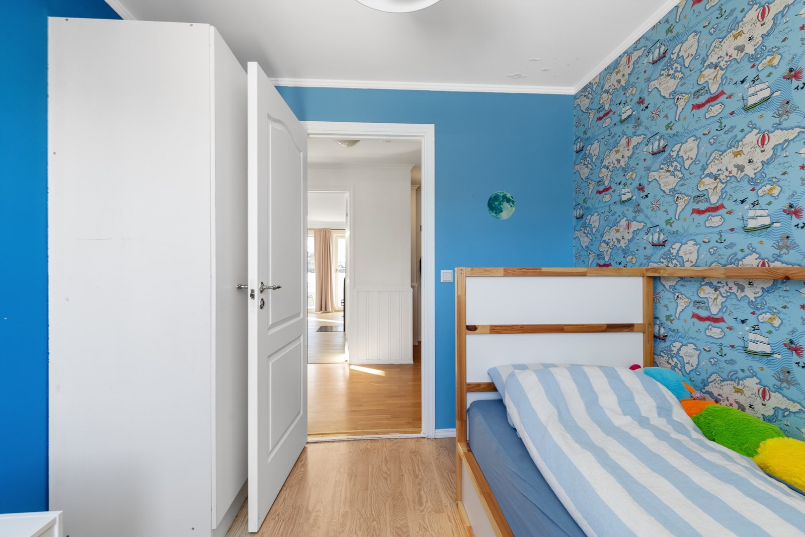 Rommet har god plass til seng og oppbevaringsløsninger. Galleribilde