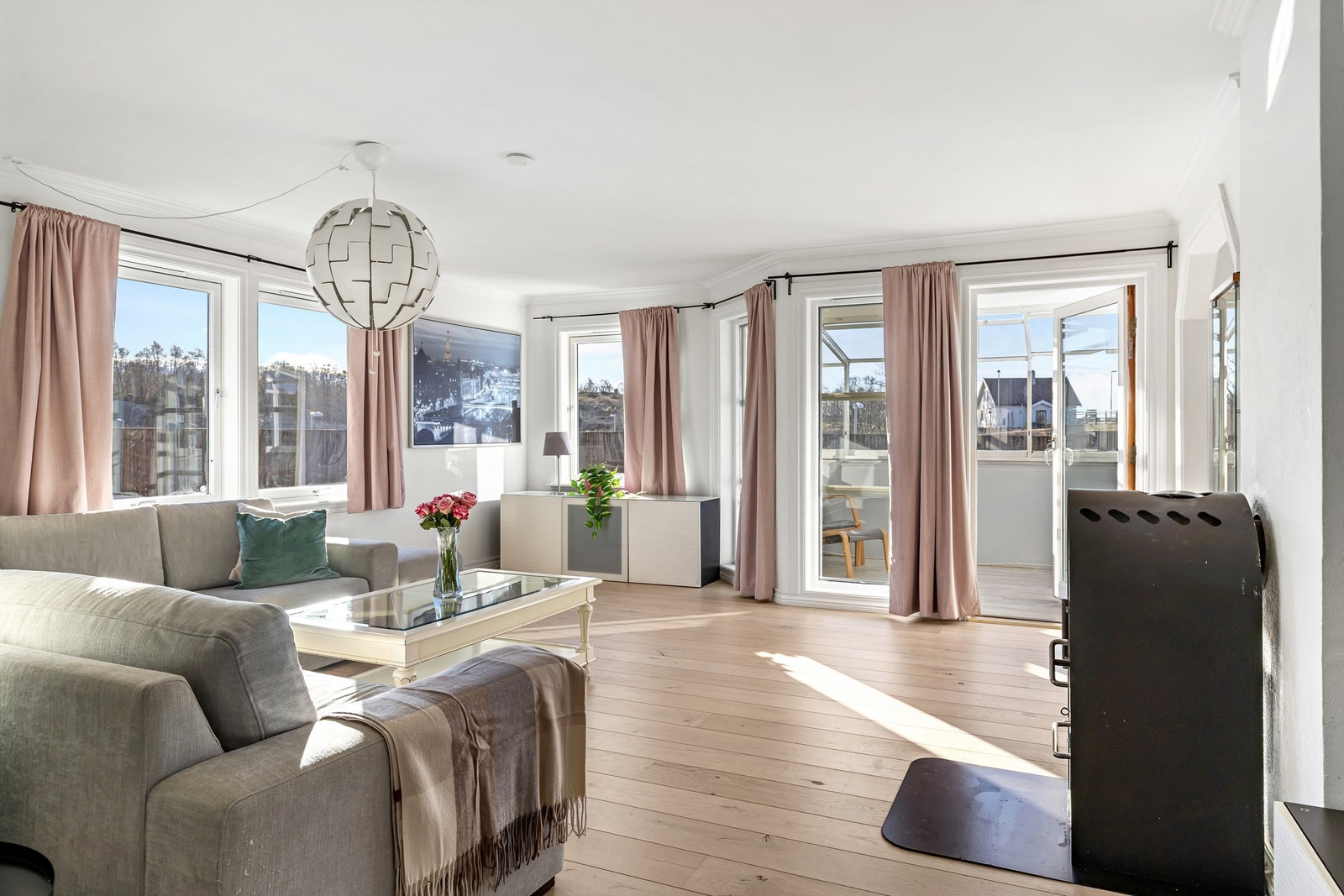 Fra stuen er det utgang til en innglasset balkong. Galleribilde