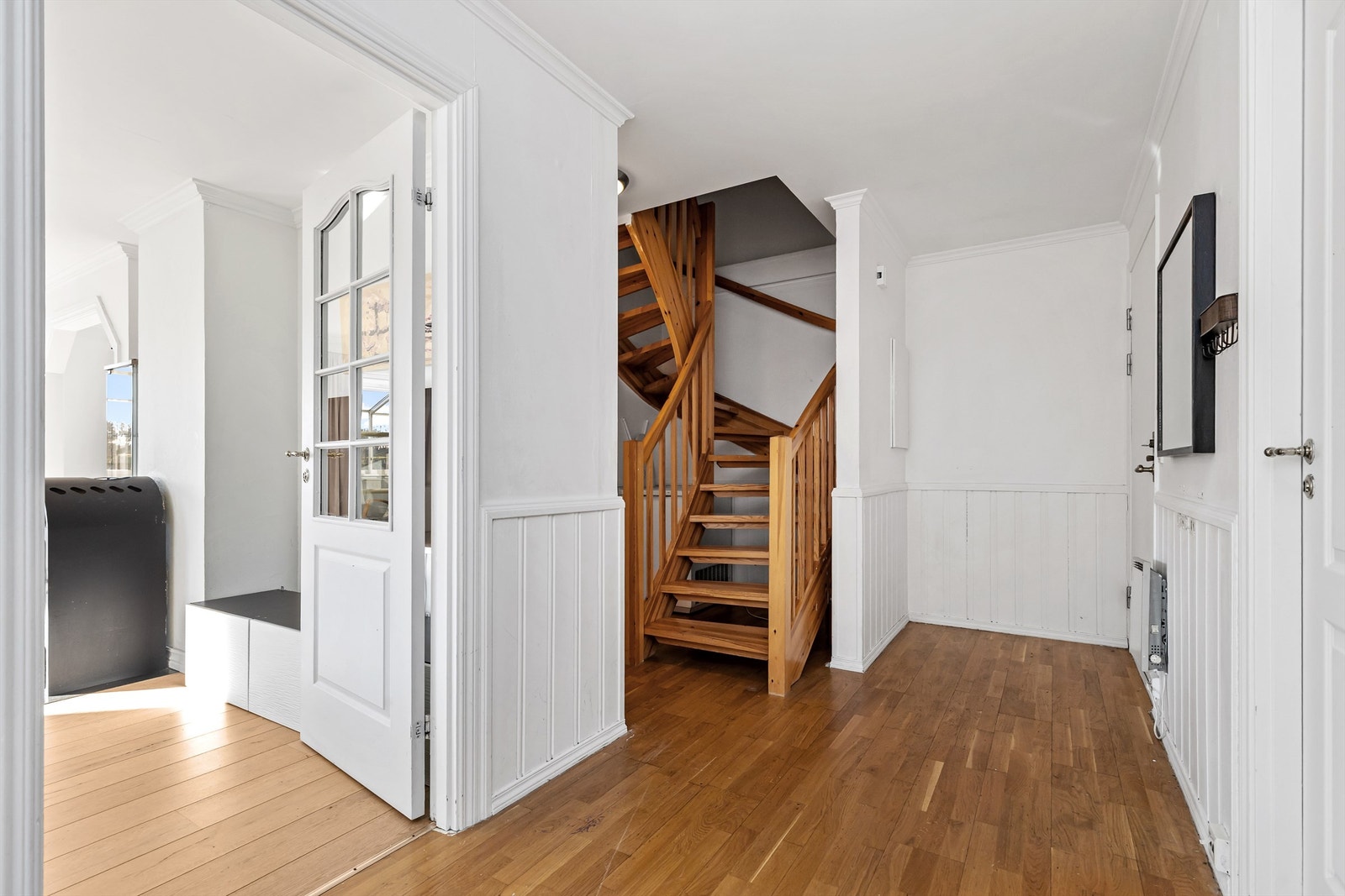 Fra gangen er det inngang til stuen og trapp opp til leilighetens andre plan. Galleribilde