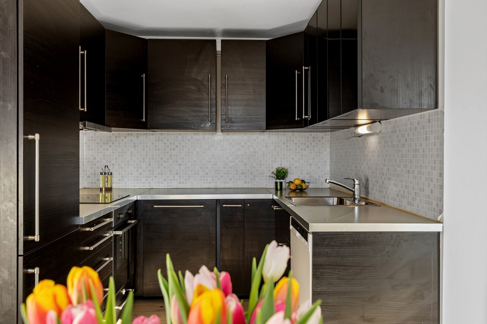 Kjøkkeninnredningen fra 2014 er fra Ikea og har en funksjonell U-form. Galleribilde