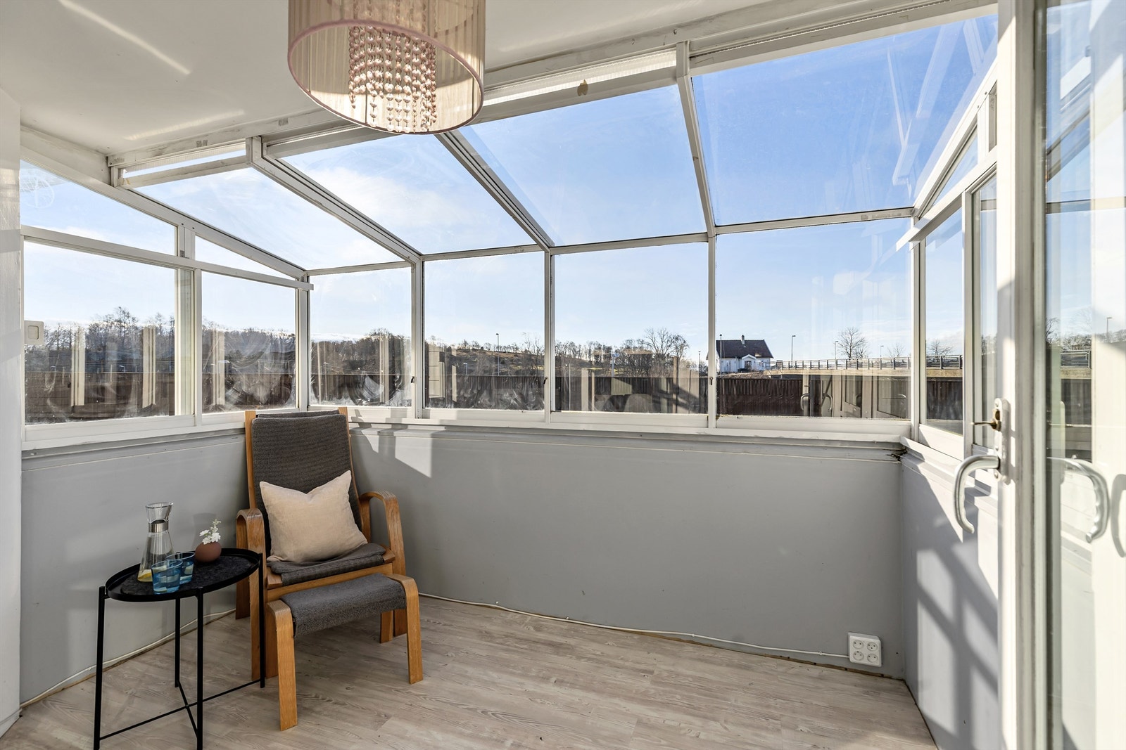 Den innglassede balkongen utvider stuen og gir et lunt uterom. Galleribilde