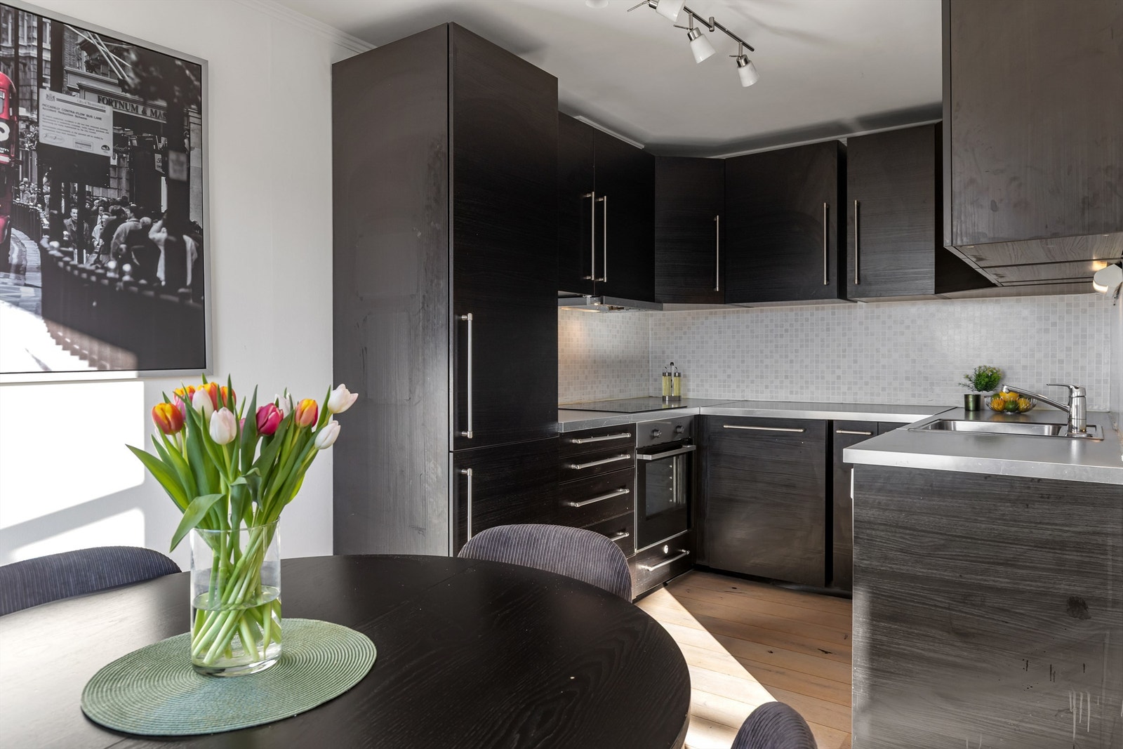 Kjøkkenet er utstyrt med integrert stekeovn, platetopp og kjøleskap med fryser. Galleribilde