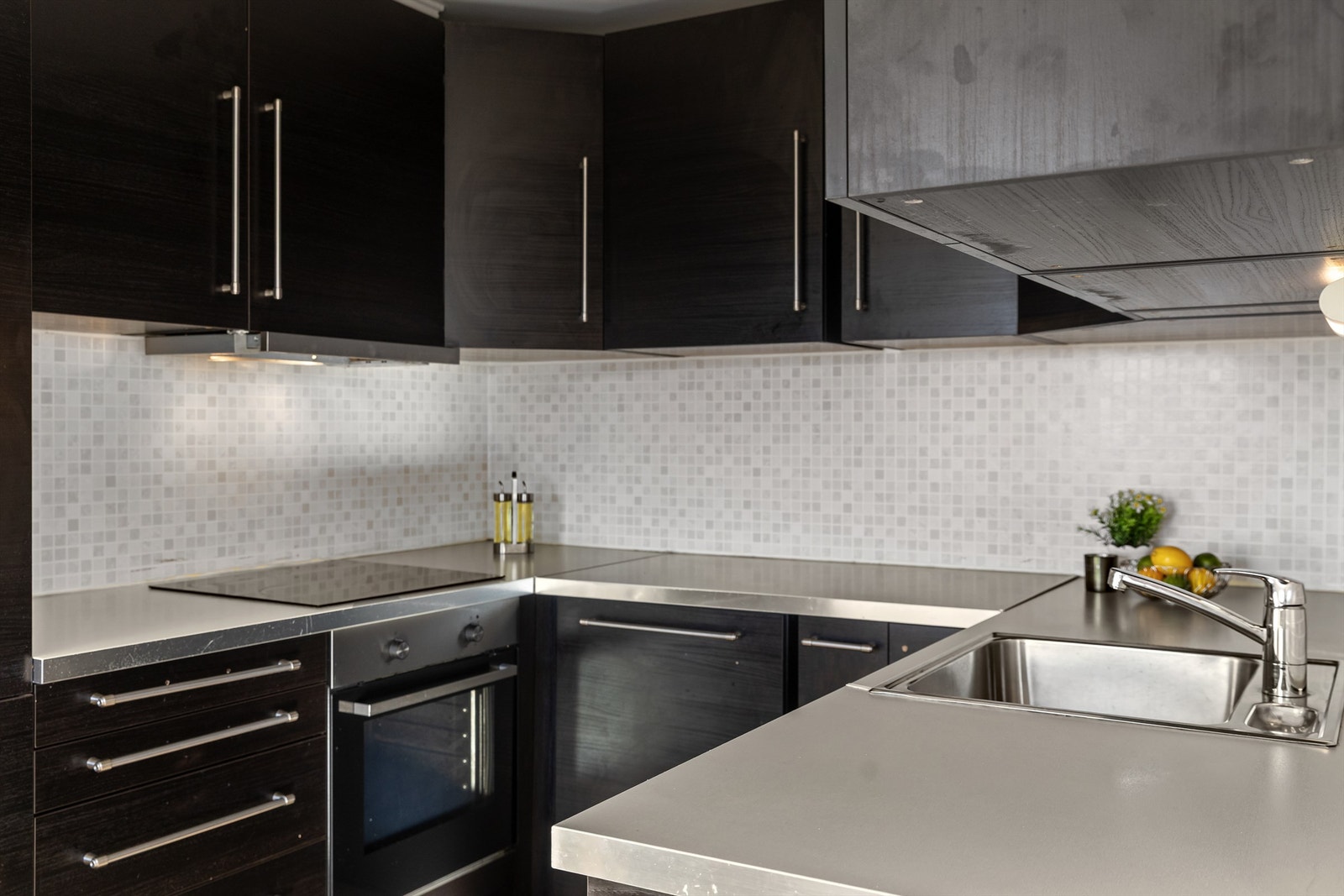 Benkeplaten i laminat gir gode arbeidsflater, og det er ventilator i overskap. Galleribilde