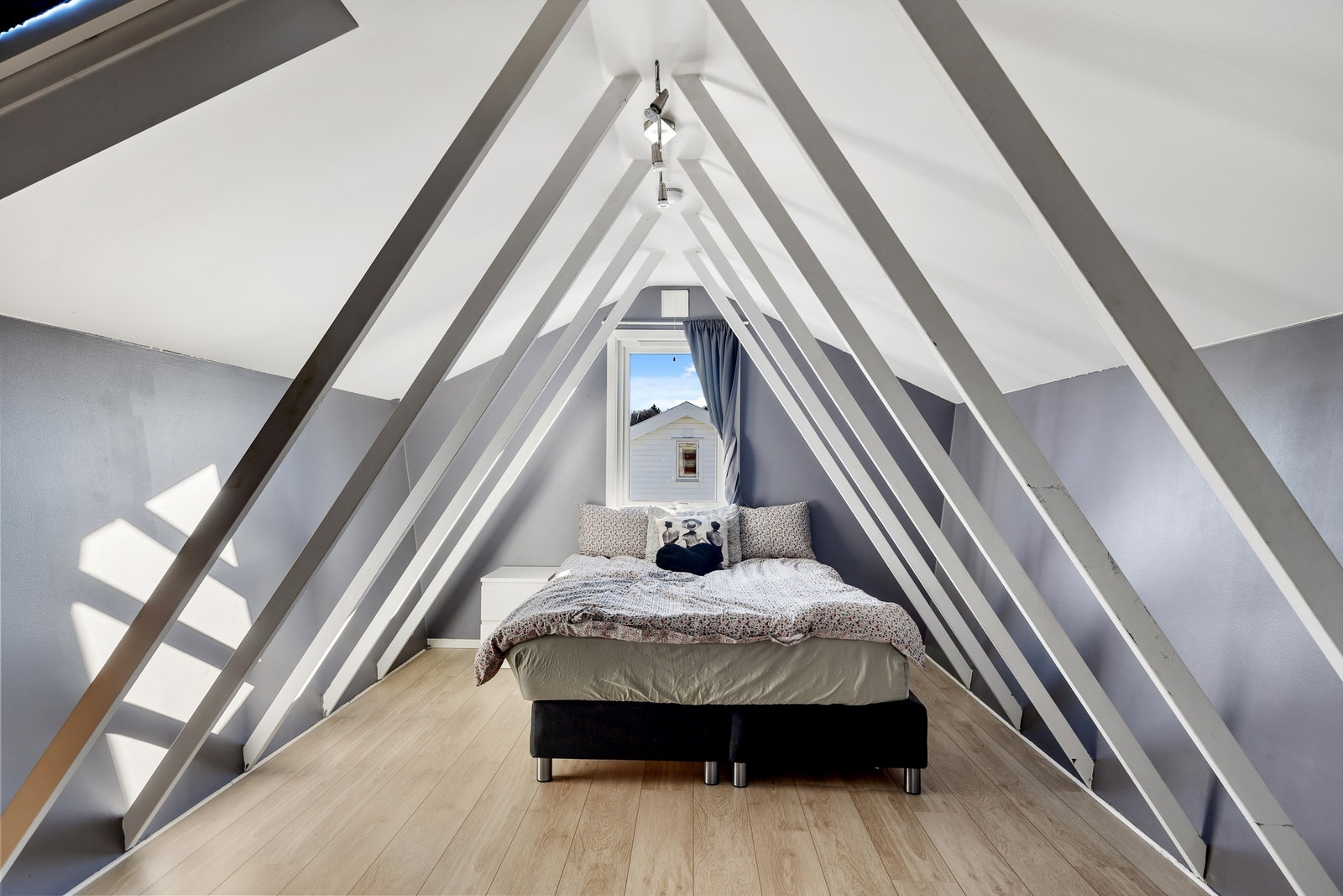 Det innredede loftet er et allsidig rom med synlige takbjelker som gir karakter. Innredning er ikke omsøkt/godkjent til rom for varig opphold. Galleribilde