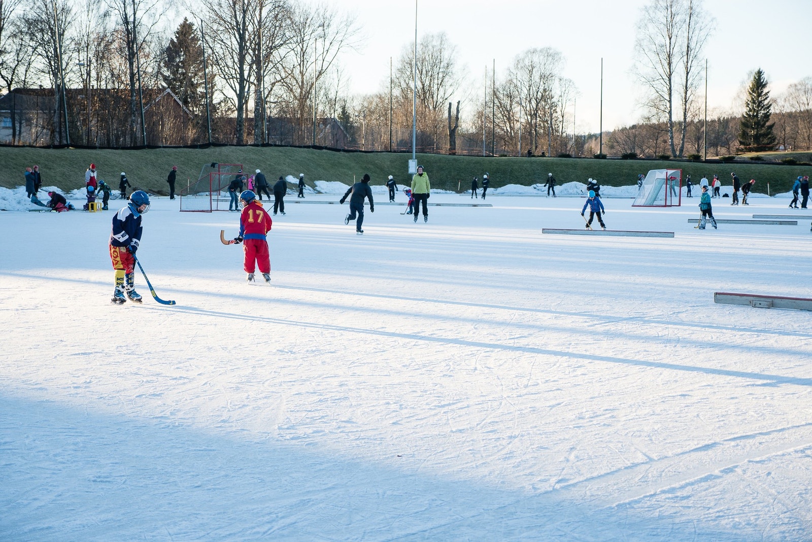 Bogstad Vinterparadis og Golfbanen på Bogstad ligger i nærheten. Golfbanen er kjent som en av de beste banene i Europa og ligger idyllisk til ved Bogstadvannet. Galleribilde