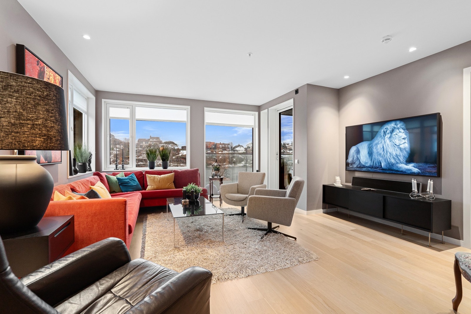 Fra del av stuen med dør ut til den overbygde verandaen mot sjøen Galleribilde