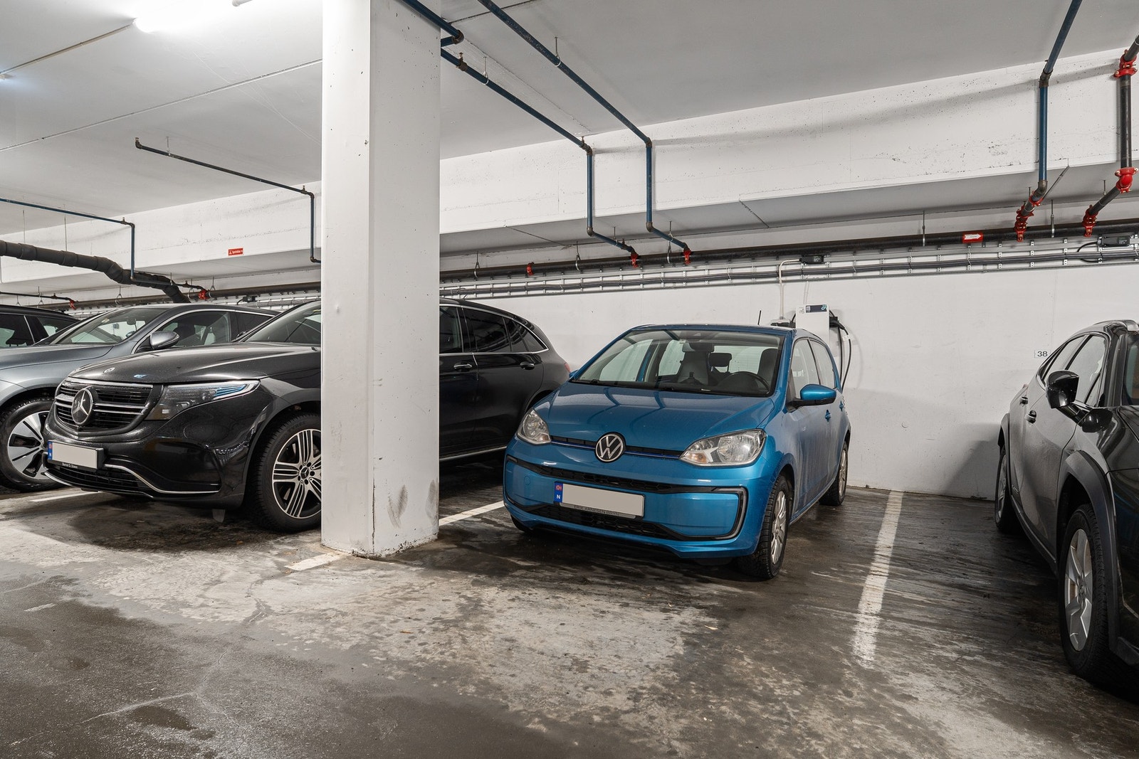 Fast biloppstilllingplass i byggets kjelleretasje - lukket anlegg Galleribilde